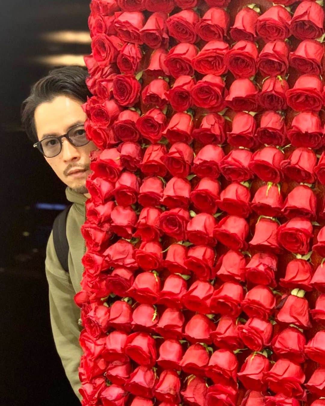小柳津林太郎さんのインスタグラム写真 - (小柳津林太郎Instagram)「今の小柳津×🌹＝❓﻿ ﻿ ﻿ Glasses： @eyevan7285_tokyostore  Hoodie： @acehotel  Backpack： @ysl ﻿ 📍Saint Laurent, Beverly Hills﻿ ﻿」2月22日 20時29分 - rinsta_gram1002