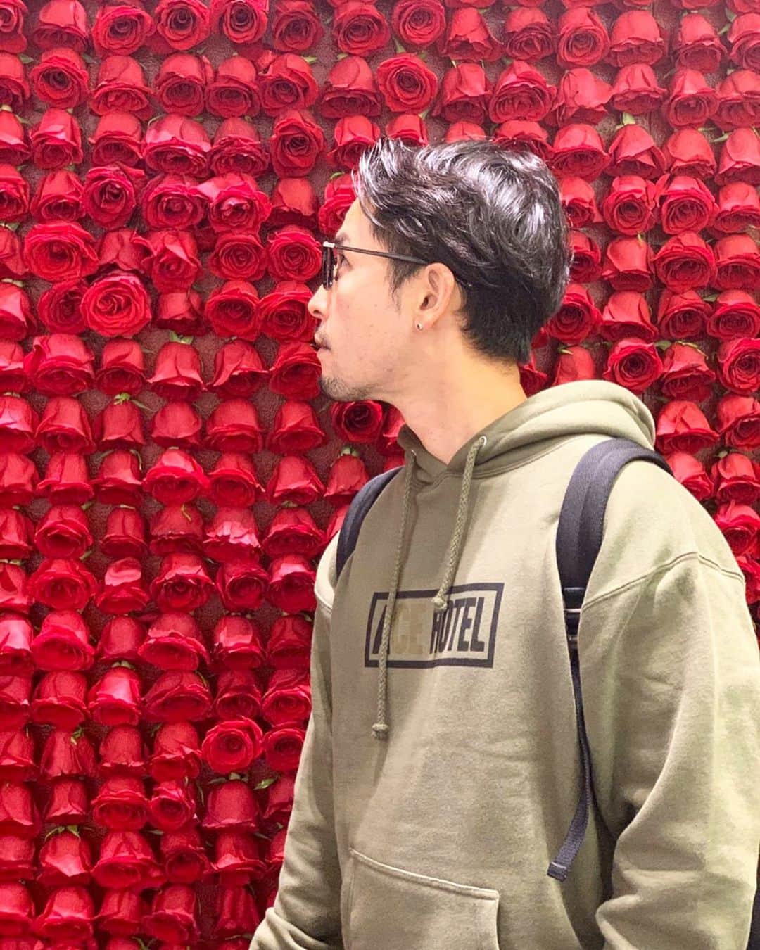 小柳津林太郎のインスタグラム：「今の小柳津×🌹＝❓﻿ ﻿ ﻿ Glasses： @eyevan7285_tokyostore  Hoodie： @acehotel  Backpack： @ysl ﻿ 📍Saint Laurent, Beverly Hills﻿ ﻿」