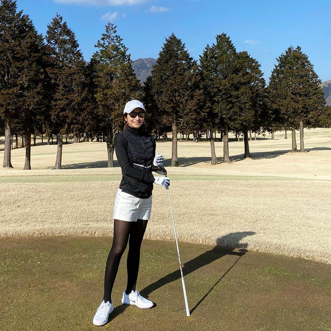 雨宮みずきさんのインスタグラム写真 - (雨宮みずきInstagram)「． 半年以上ぶりにコースへ🏌️‍♀️⛳️ ． 下手ですが動画も載せときます。。。 始めた頃と比べると不安定なところでも 安定して打てるようになってきたから 緊張がなくなって楽しく打てるようになってきた☺️‼️ 少しのアドバイスがきっかけで コツを掴めるともっと楽しい😎‼️ ． キャディーさんが毎回褒めてくれるの😂💗 あなた練習したらもっと上手くなるわよって‼️ 優しいおばちゃんに👵💗 持ち上げてもらいめげずにできた😭笑 ． ゴルフコーデ🏌️‍♀️ cap/sunglasses▷ @eyevol_official tops/down vest▷ @nike shoes/gloves▷ @nikegolf pants▷ @zara ． #ゴルフ初心者 #ゴルフ女子 #ゴルフコーデ #ナイキコーデ #ナイキゴルフ #アイヴォル #ゴルフスイング #ゴルフウェア #golf #eyevol #eyevoltokyostore」2月22日 20時43分 - ammymzk0926