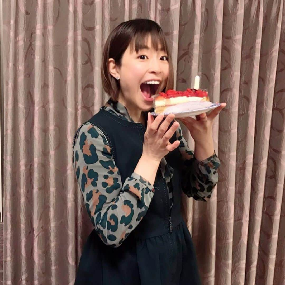 亜聖樹のインスタグラム：「今日は実家で家族に誕生日を祝ってもらいました🎂  お店どこが良いかと聞かれましたがパピーの手作り料理をリクエスト♩ 美味しかった！！感謝🙏 しっかり頑張っていい一年にします💪  #2月1日生まれ」