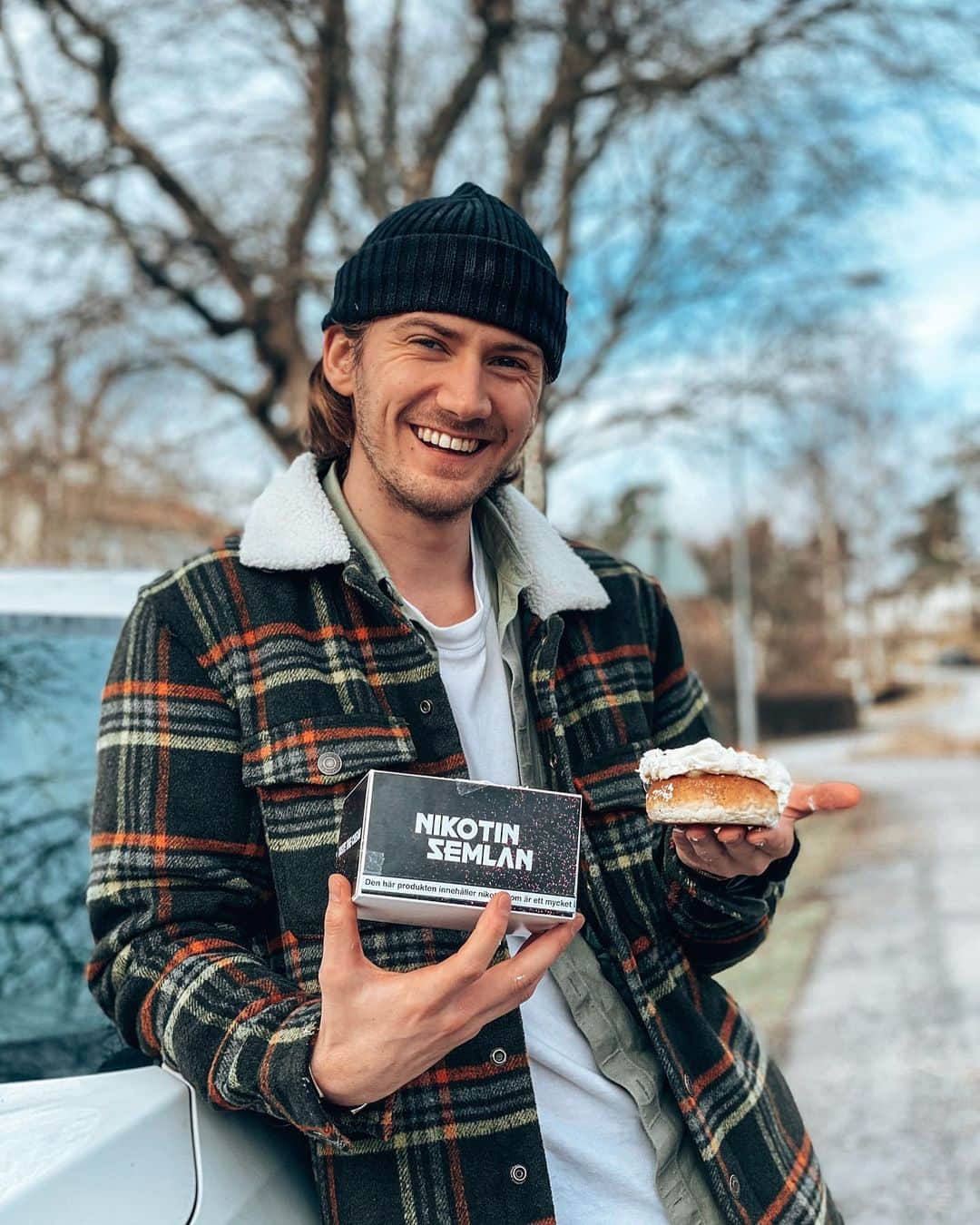 オスカー・オリー・モランダーのインスタグラム：「A Non Smoking Generation har släppt en kampanj för en Nikotinsemla.  Själva semlan finns inte på riktigt.  Men kampanjen är en kommentar på de metoder som industrin använder sig av för att nå en yngre målgrupp.  Tobaksindustrin har börjat kalla sina produkter för tobaksfria. Därmed har de hittat ett kryphål i lagen som reglerar tobaksreklam, vilket gör att många unga luras in ett beroende.  Eftersom nikotin alltid framställs av tobaksblad så kan det inte vara tobaksfritt. Det har samma effekt på både hälsa och miljö som resten av tobaksindustrin.💭 @nonsmokinggeneration @nikotin.semlan」
