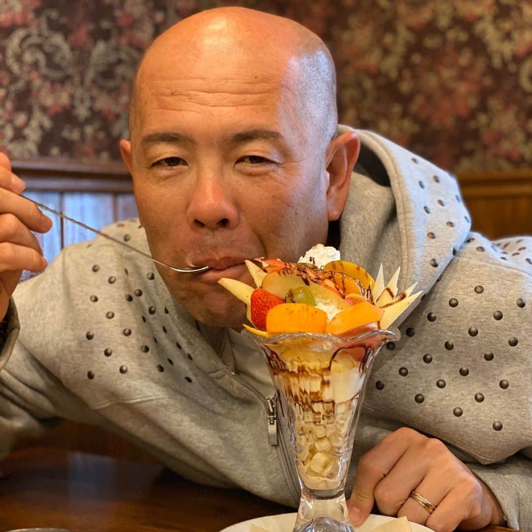 小田幸平のインスタグラム：「久しぶりのチョコレートパフェ。やばい。#宮崎県#チョコレートパフェ#読売ジャイアンツ#中日ドラゴンズ#愛媛マンダリンパイレーツ#はげch#ブロミスタ#美味しい#久しぶり#やばい」