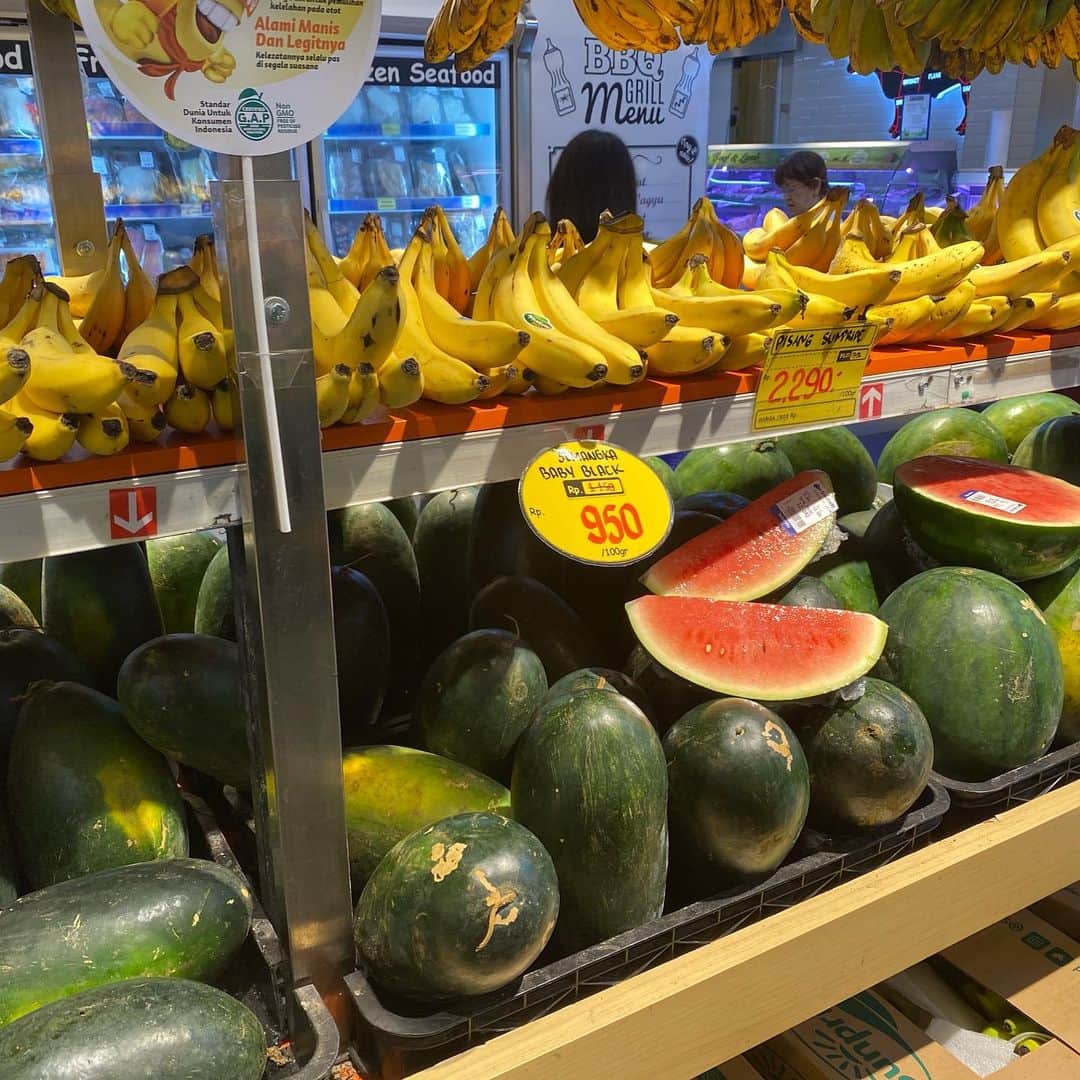 湯浅洋のインスタグラム：「ジャカルタ フルーツあれこれ 食べた事無いフルーツもありますか？ #jakarta #fruits」