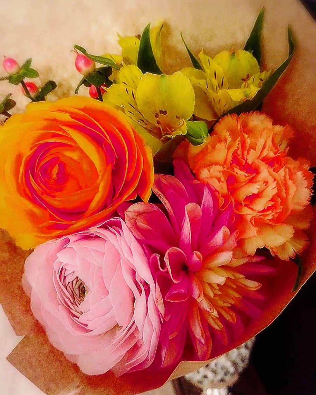 CHIKAさんのインスタグラム写真 - (CHIKAInstagram)「. いつもすこぶる可愛いお2人から💓. 綺麗な花束をありがとう😢❤ . グラデーションが美しい🌹💓 . #Flower #Thankyou #花束 #ココちゃん ♡」2月22日 20時51分 - chika72714