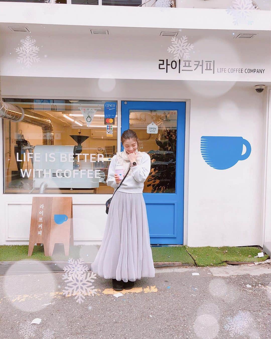 今吉めぐみさんのインスタグラム写真 - (今吉めぐみInstagram)「我慢してたけど﻿ 韓流ドラマ見終えて﻿ (結局見ちゃった。。笑🙈🌸)﻿ ﻿ 気持ち高ぶってる私です🇰🇷笑🤗﻿ ﻿ まだ載せてなかった﻿ #イデ のコーヒー屋さん🇰🇷☕️﻿ ﻿ 韓国行ったとき﻿ #ブルーボトルコーヒー ？❤️😍❤️﻿ かと思った。﻿ ﻿ 私、ブルーボトルコーヒー崇拝してて﻿ 特別な日に行くんです。😆﻿ 韓国でらしきもの見つけたけん﻿ 行っちゃたよね☕️✨﻿ ﻿ ﻿ コーヒーが﻿ 日本と比べてお手頃だし﻿ 手をのばしやすい😚﻿ ﻿ #梨大 の3番出口から向かったよん👟﻿ ﻿ ﻿ ☕️ LIFE COFFEE COMPANY﻿ ﻿ 📮﻿ ソウル特別市 西大門区 大峴洞 53-10﻿ (서울특별시 서대문구 대현동 53-10)	﻿ [道路名住所]﻿ ソウル特別市 西大門区 梨花女大2ガキル 24 ﻿ (서울특별시 서대문구 이화여대2가길 24 )﻿ ﻿ ⏰ 月～金曜8：00～19：00﻿ 土曜12：00～18：00﻿ ﻿ ﻿ ﻿ #lifecoffeecompany #라이프커피컴퍼니#韓国カフェ巡り #梨大カフェ #トリピ」2月22日 20時46分 - megu813