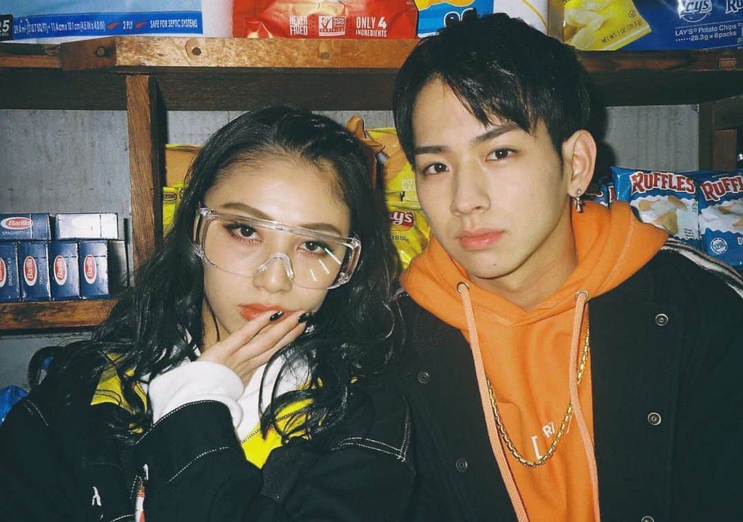honoka のインスタグラム：「今回blaaawのMVで2人のシーンがありました👼🏽﻿ 2人で撮影したシーンって今まであったっけ？？﻿ とか、この写真みて過去のMVの事考えてたけど﻿ あまり思い出せへんって事は﻿ はじめてな気がするなぁ🤔﻿ このシーン撮影してる時は外でひびきが寒いのに﻿ 写真撮るために見て待っててくれた！笑﻿ ほんで撮影終わって撮ってくれた🙋🏻‍♀️﻿ その写真がこちらです。」