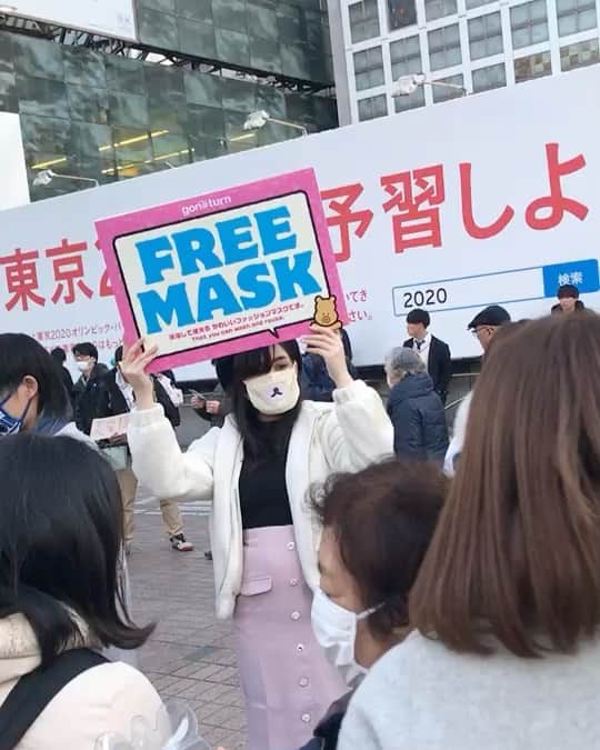 石川涼のインスタグラム：「渋谷駅でフリーマスク150個×二週に渡って配っています。子供用も外国人もみんな欲しがって毎回一瞬で無くなってしまうそうです。来週もやります！  @gonoturn  #gonoturn#ゴノタン#ごのたん#cuteisjustice #shibuyacrossing#shibuyascramblesquare#渋谷」