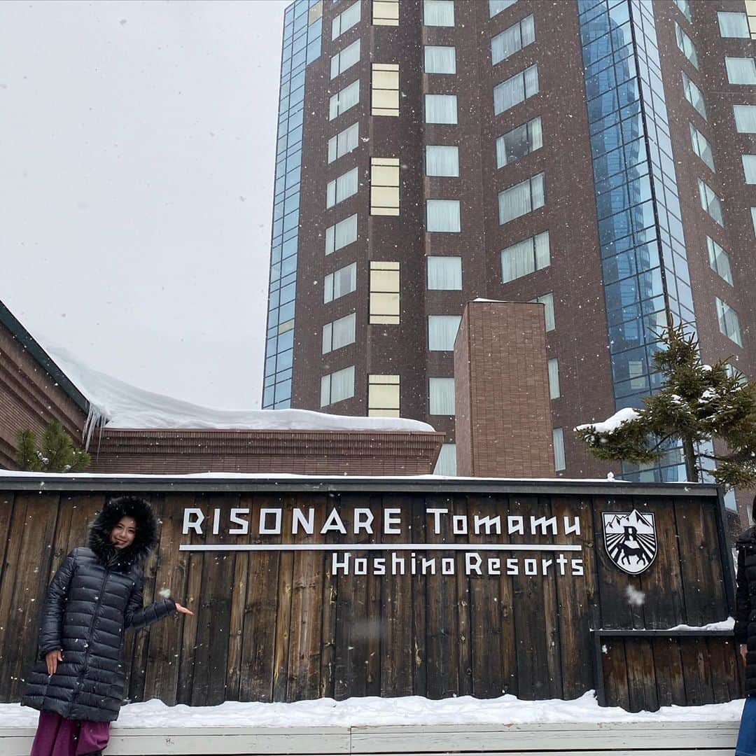 玉木碧さんのインスタグラム写真 - (玉木碧Instagram)「【トマム旅行】part1ホテル編  姉と「アナと雪の女王」の世界を体験するために、#星野リゾートトマム へ2泊3日の旅に行きました！ 星野リゾート内にいくつかホテルがありますが、宿泊したのは #リゾナーレトマム ✨  今回は #雪ガールステイ プランで行ったのですが、お部屋からもうアナ雪❄️🥺 壁紙やクッションが雪の結晶をデザインされたものだったり、 ウェアーやスノーブーツなど #雪ガールグッズ の用意もありました！  なんとスイートルームだったのですが、　#雪ガールステイ　プランだと普通じゃスイートに泊まれないくらいの価格で泊まる事ができたのがまた魅了の1つ💡  立派なジャグジー付きバスや、アナ雪に登場する #オーケンの店 にあるサウナまで🤣  ふっふー♪ごっこしたり。笑  とっても広くて素敵なお部屋でお城みたいでした🥺❄️✨ 次は当日の夜に味わった　#雪ガールステイ のプランの一つ、 #雪ディナー の思い出を綴ります🥰  #旅行　#女子旅　#二人旅　#姉妹旅　#アナ雪　#frozen #トマム　#星野リゾート　#雪ガール　#北海道 #フリーアナウンサー #玉木碧」2月22日 20時56分 - tamaki_aoi.official