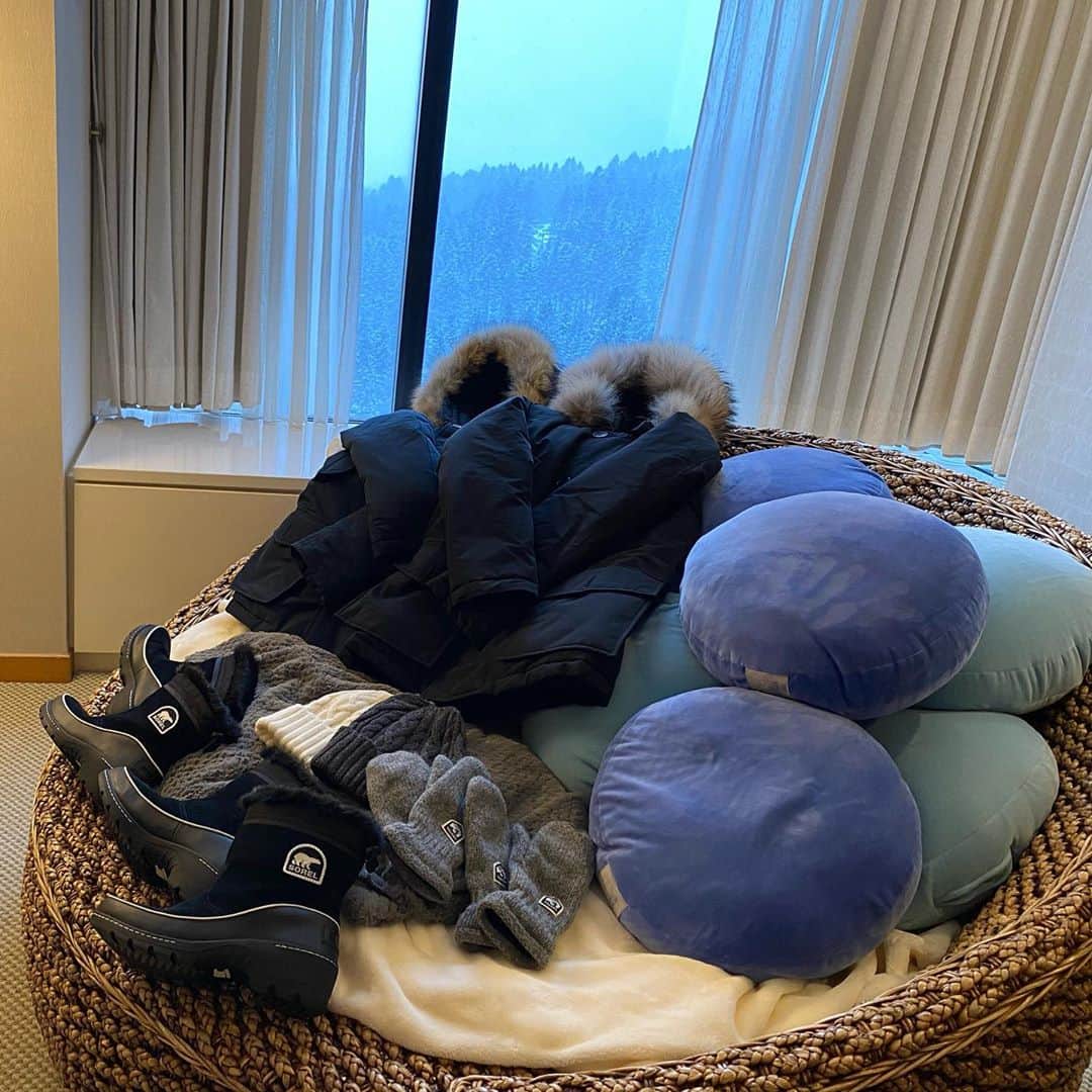 玉木碧さんのインスタグラム写真 - (玉木碧Instagram)「【トマム旅行】part1ホテル編  姉と「アナと雪の女王」の世界を体験するために、#星野リゾートトマム へ2泊3日の旅に行きました！ 星野リゾート内にいくつかホテルがありますが、宿泊したのは #リゾナーレトマム ✨  今回は #雪ガールステイ プランで行ったのですが、お部屋からもうアナ雪❄️🥺 壁紙やクッションが雪の結晶をデザインされたものだったり、 ウェアーやスノーブーツなど #雪ガールグッズ の用意もありました！  なんとスイートルームだったのですが、　#雪ガールステイ　プランだと普通じゃスイートに泊まれないくらいの価格で泊まる事ができたのがまた魅了の1つ💡  立派なジャグジー付きバスや、アナ雪に登場する #オーケンの店 にあるサウナまで🤣  ふっふー♪ごっこしたり。笑  とっても広くて素敵なお部屋でお城みたいでした🥺❄️✨ 次は当日の夜に味わった　#雪ガールステイ のプランの一つ、 #雪ディナー の思い出を綴ります🥰  #旅行　#女子旅　#二人旅　#姉妹旅　#アナ雪　#frozen #トマム　#星野リゾート　#雪ガール　#北海道 #フリーアナウンサー #玉木碧」2月22日 20時56分 - tamaki_aoi.official