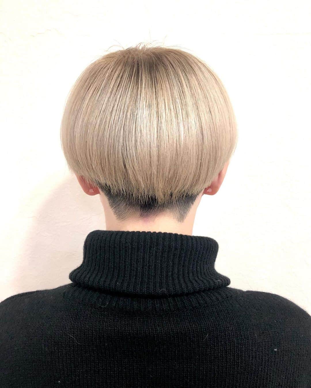 salon PRATiNO(サロンプラチノ)のインスタグラム：「. ❄️ホワイトベージュカラー❄️. . ブリーチオンカラーで綺麗なホワイトベージュに‼️ . . 【CLAVIS PRATINO】 ◇月曜日～土曜日 11:00～20:00 ◇日曜日 11:00～18:00 ※定休日なし ※時間外はお問い合わせください。 愛知県名古屋市中区錦3-4-19石垣ビル７Ｆ ☎︎052-962-7017 . #hairstyle #hair #cornrow #braids #clavispratino #spiralperm #pratino #hairsalon #nagoya #haircolor #love #派手髪 #外国人風カラー #バレイヤージュ #グラデーション #コーンロウ #ブレイズ #スパイラルパーマ #特殊ヘア #ブラックヘア #美容室 #ヘアサロン #ヘアスタイル #ヘアカラー #クラビスプラチノ #名古屋 #栄 #錦」