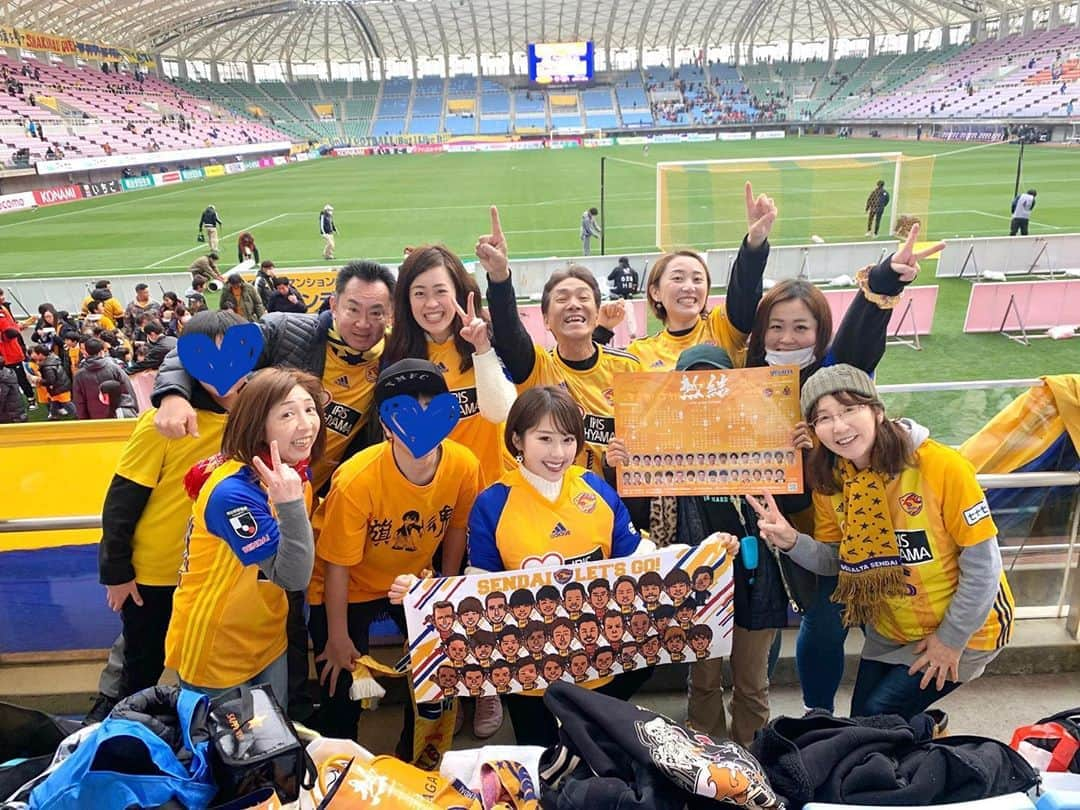 峰麻美さんのインスタグラム写真 - (峰麻美Instagram)「今年もよろしく💛☺️💙 #soccer #football #jleague #j1 #vegalta #サッカー #jリーグ #ベガルタ仙台 #サッカー好き女子 #ベガサポ #開幕戦 #ホーム開幕戦 #仲間」2月22日 21時01分 - asaaaaami.0702