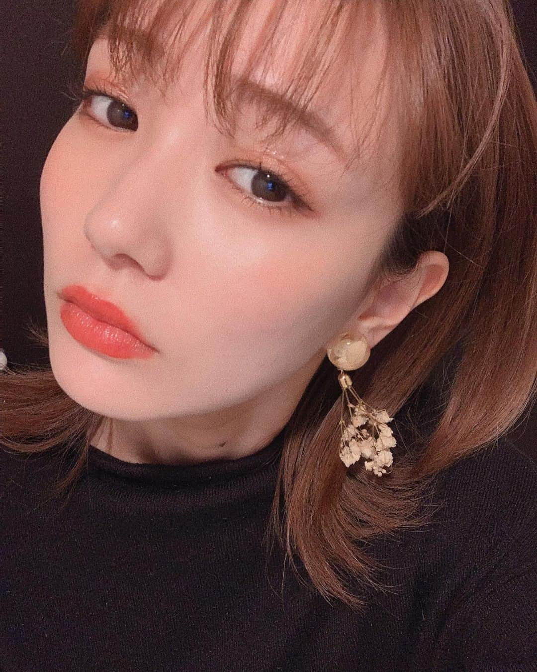 荻野可鈴のインスタグラム：「、 NEWピアス💗は @wacochaco ！！ #リアルかすみ草なの #匂いかいだらかすみ草のにおいした♡ #存在感 #かわいすぎる #かわいいのありすぎて選ぶのに2日間かかった #大人女子目指してる方にもおススメ #髪の毛さりげなくウルフ風にしたけど #アップすぎてわからんね」