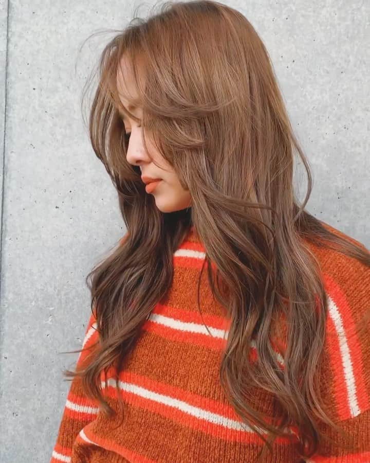Tattyのインスタグラム：「ストーリーズの投稿で褒めてくれた方々ありがとうございますっ😆🙏❤️ 大事に髪伸ばしてきたから 褒めてもらえるの嬉しいですーっ😆🌻 今回は元々あるハイライトのベースがしっかり綺麗に残ってたのでカラーはリタッチは11〜12トーンでしっかりトーンアップして根本から明るくしました〜😌なのでブリーチは今回はしてないです🤗以前のハイライト部分のみです💁‍♀️ 顔まわりのカットはバングを広めに取って重めにカットしてから毛量調節して出来上がり✂︎ 私の"これにしたいんです！！"に 応えてくれる @izumi_takahiro.jp さん いつもありがとうございます〜😆✨ 色んな角度からの髪の毛の動きが見えるように動画撮ったよ〜🤗 前髪を作りたいわけではないけど (でもオン眉パッツンの女の子ばっか保存してるw) 顔まわりにうごきつけたい方へおすすめ💁‍♀️💕 . 👚 @volcomwomens  #hair #longhair #bangs #myhair #ヘアスタイル　#髪型　#ロングヘア」