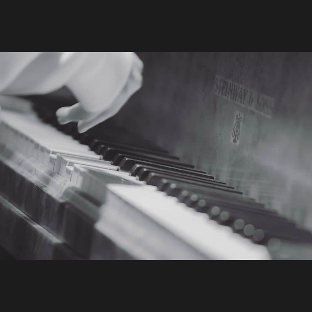 motoのインスタグラム：「#シンガーソングライター #Moto #piano #sing #music #steinway #live #ピアノ」