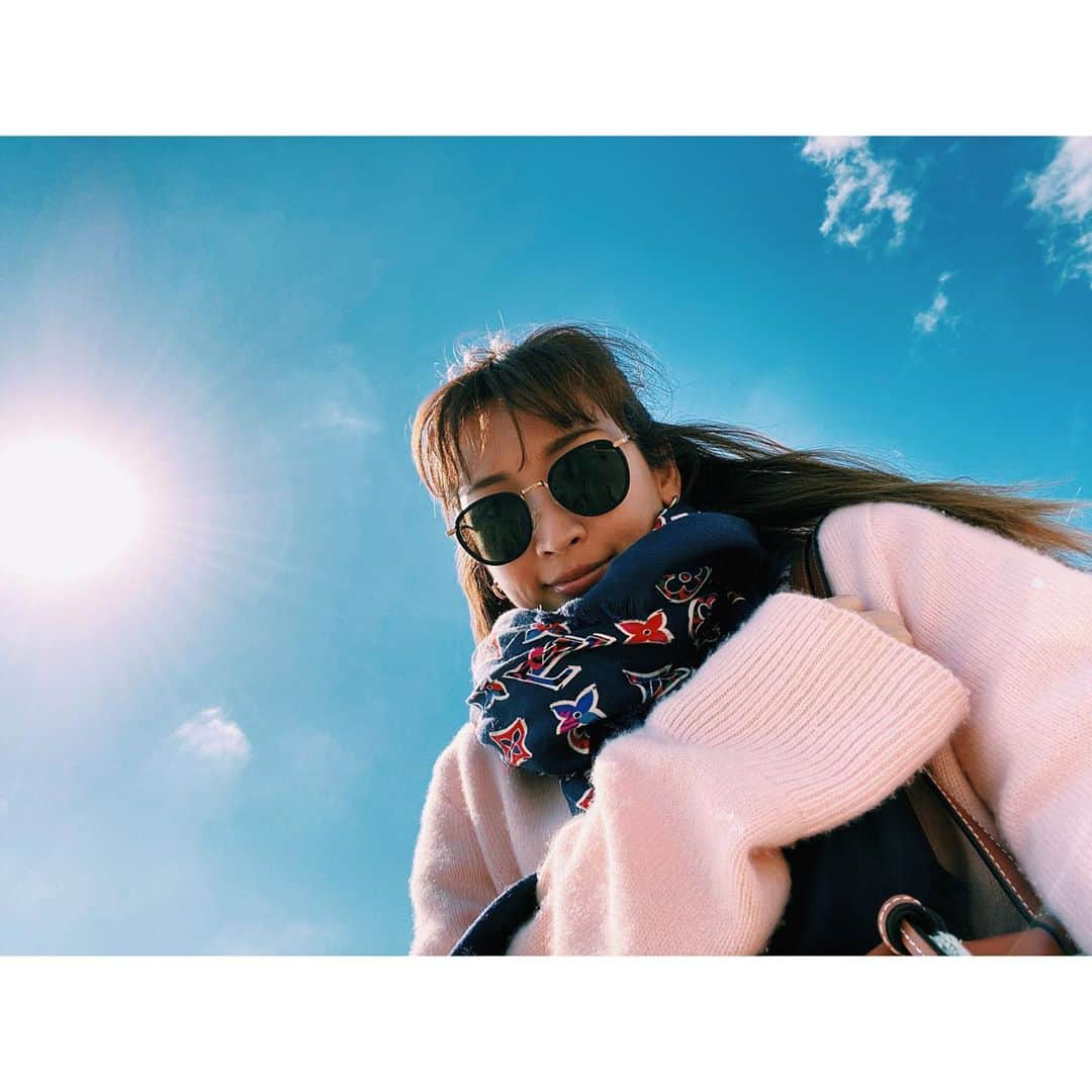 紗栄子さんのインスタグラム写真 - (紗栄子Instagram)「裸の息子と対照的な寒がりな私🌞 sunglasses @celine  knit @therow  stole @louisvuitton  #costadelso🇪🇸」2月22日 21時17分 - saekoofficial