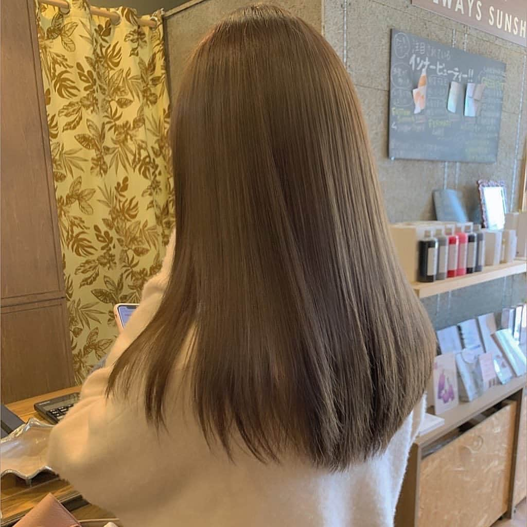 渋谷凪咲さんのインスタグラム写真 - (渋谷凪咲Instagram)「先日美容室に行きました✂︎ . . はい♪そうです！ . 十八番の　#オリーブベージュ です💚🤎笑 . . #安定 #ヘアカラー #透明感カラー #優しい色味が好きなんです💚」2月22日 21時11分 - nagisa_nikoniko