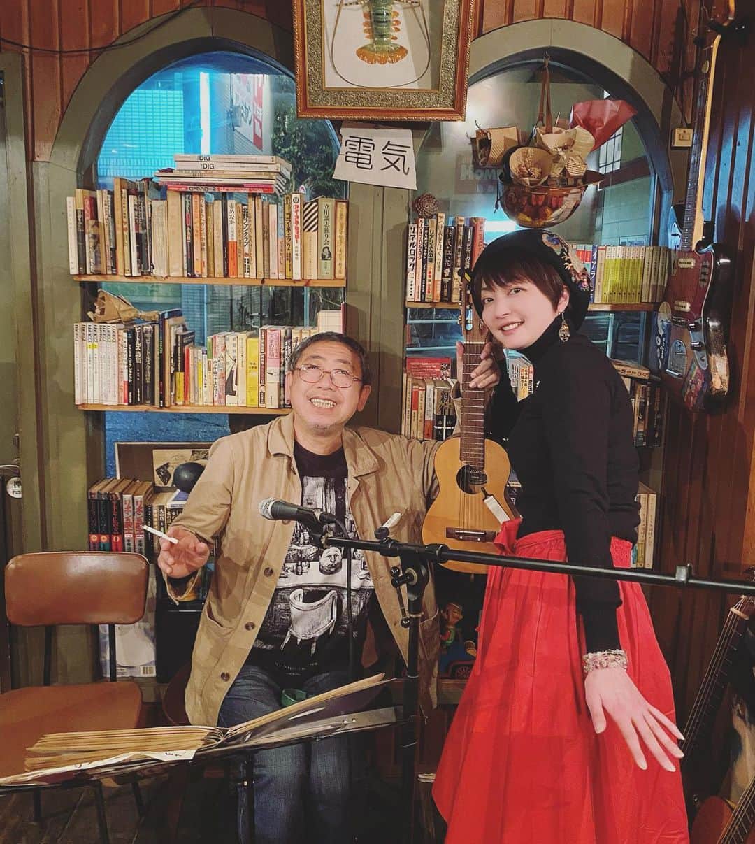 野本かりあのインスタグラム：「山本直樹先生、還暦記念弾き語りライヴに。 以前から、私の曲『遊び』が好きだと仰って頂き、今日歌ってくださったので、最後の方に軽く一緒に歌ったよ❤️ 山本先生、還暦おめでとうございました❣️ #山本直樹　#野本かりあ」