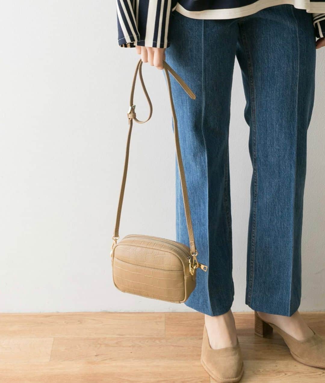 のインスタグラム：「.﻿ ﻿ SMIR NASLI Gem.×URBAN RESEARCH　﻿ 別注LeatherMiniBag﻿ ﻿ 昨年大好評だったミニバッグが今シーズンも再登場!﻿ 柔らかで馴染みの良い牛革、 シンプルデザインに、効率良く物が収納が出来る長方形のシルエット。 ﻿ コンパクトなミニバッグながら必需品がしっかり収納できる実用性にも優れたデザインです。 ﻿ 新色を加えて入荷しました。﻿ ﻿ ﻿ #smirnasligem﻿ #bag #currentage #denim」