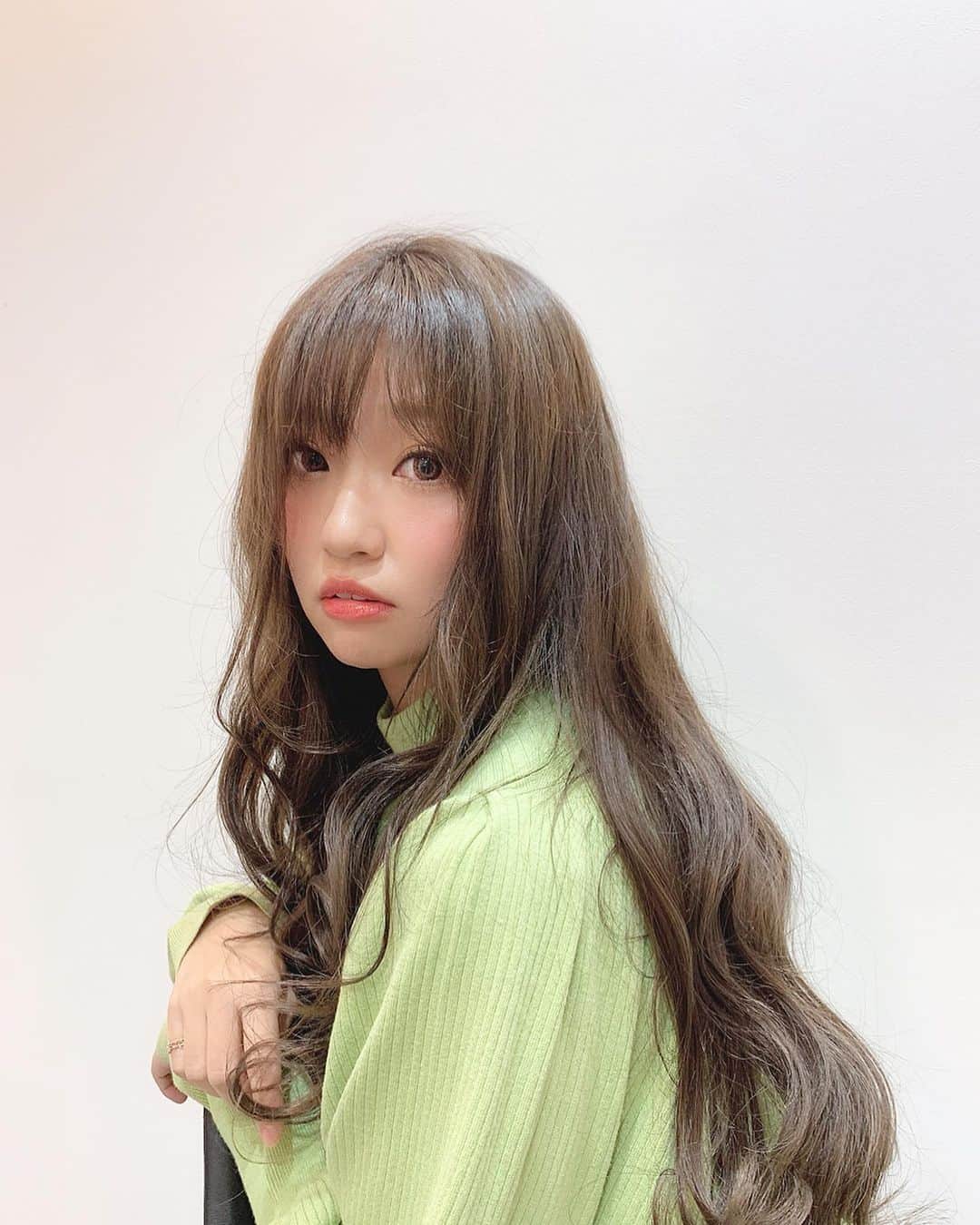 いっちゃん/嶋津 いつみのインスタグラム：「. . 昨日のメイク動画に たくさんのコメント、DMありがとぉー🤗❤️ . . . . 次は何の動画にしよーか🤔？ . . 眉毛かなー…リップかなー…💄 . 考え中👉🏻👈🏻 . . . . . アイシャドーは 秋冬あんだけテラコッタ系にハマってたくせに もぉすでに飽きてきててマンネリ化💨💨💨 . . . . . 運命のアイシャドーパレットを探しに さ迷わなアカンねん🧚🏻‍♀️💓ww . . . . だいたい梅阪をパトロールしてる🚔✨ . . . . . #関西  #関西サロモ  #サロンモデル #サロモ #いっちゃん  #フリーモデル #関西モデル  #あざといっちゃん #かわいっちゃん #いっちゃんコーデ #ブライダルモデル #アレンジモデル #ヘアカラー  #ヘアアレンジ  #ロングヘア #スーパーロング」