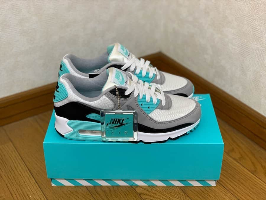 倉島大地のインスタグラム：「「NIKE airmax90 "30th anniversary" 」👟🐬🎉 ・ ・ airmax90が30周年！多色展開でしたが僕はこの色✌️ ・ ・ ・ 「月額980円のサブスクリプションは高いと渋るが、駅前のタピオカに月額5000円投資していることが完全に盲点な女子高生」のような一足 ・ ・ ・ #空想キックス」