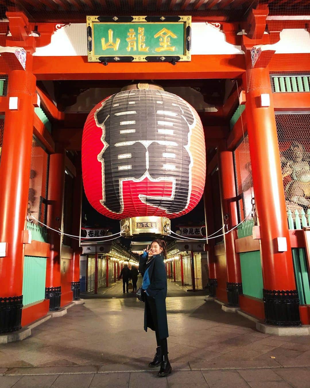 蜂谷晏海さんのインスタグラム写真 - (蜂谷晏海Instagram)「東京に来て初めて雷門の前でパシャ📸 まだまだ経験出来てないこと、沢山あるなぁ〜😙 #浅草#雷門#初めまして」2月22日 21時24分 - hachiyaami