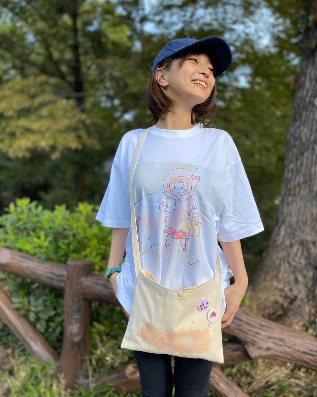 平田裕香のインスタグラム：「2019年にぽわわわわんというところのリーディングに参加した時の、グッズを使用見本写真。  #iPhone11 の内蔵カメラで撮りまして。 アプリなどでフィルターなどは使ってない写真。 たぶんポートレートモードで一眼レフ風。 すごいよね、スマホ。 #自然光 って好き。 あと開けたとこでの#写真 てなんとなく雰囲気あるっぽい写真になるから好き。  加工の仕方も覚えて、なんかもっといい感じの趣を出せるようになりたい。」