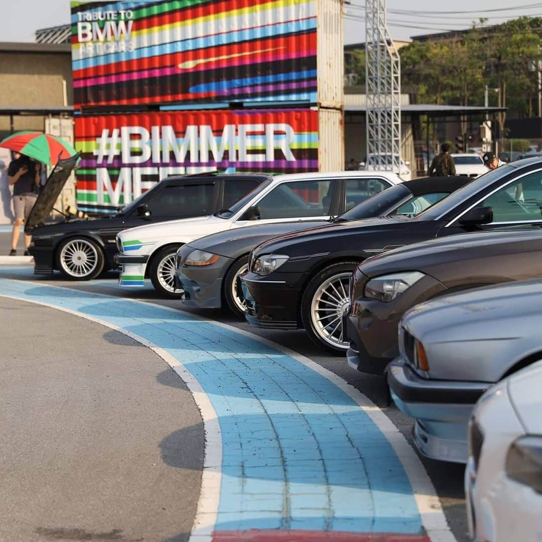 BMW Thailandさんのインスタグラム写真 - (BMW ThailandInstagram)「#BIMMERMEET4 : Tribute To BMW Art Cars  เริ่มแล้ว! ไม่มาปีนี้แล้วจะเสียใจ  ที่สุดแห่งงานของคนรักรถ ดนตรี และ ศิลปะ ชมฟรีคอนเสิร์ตสุดมันส์จาก Lipta & Season Five งานนี้เข้าฟรี ไม่มีค่าบัตร  ใครถึงแล้ว มาแชร์ภาพกันหน่อย  ย้ำอีกที งานนี้เข้าฟรี ไม่มีค่าบัตร จะค่ายไหนก็มา JOY กันได้นะ งานมีถึงสามทุ่มที่ IMPACT SPEED PARK เมืองทองธานี  #BMWTH #BMWCarMagazineTH #BIMMERMEET4 #TributeToBMWArtCars #BMWWorldofArt」2月22日 21時31分 - bmwthailand