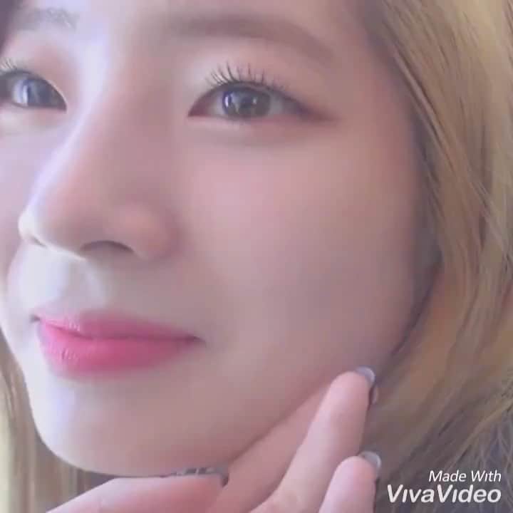 ダヒョンのインスタグラム：「I wanna squish those cheeks too 😖💓 ⠀⠀⠀ ⠀  #dahyun #ダヒョン #多賢 #다현 #트와이스 #twice #トゥワイス ©️tomotwicepoyo」