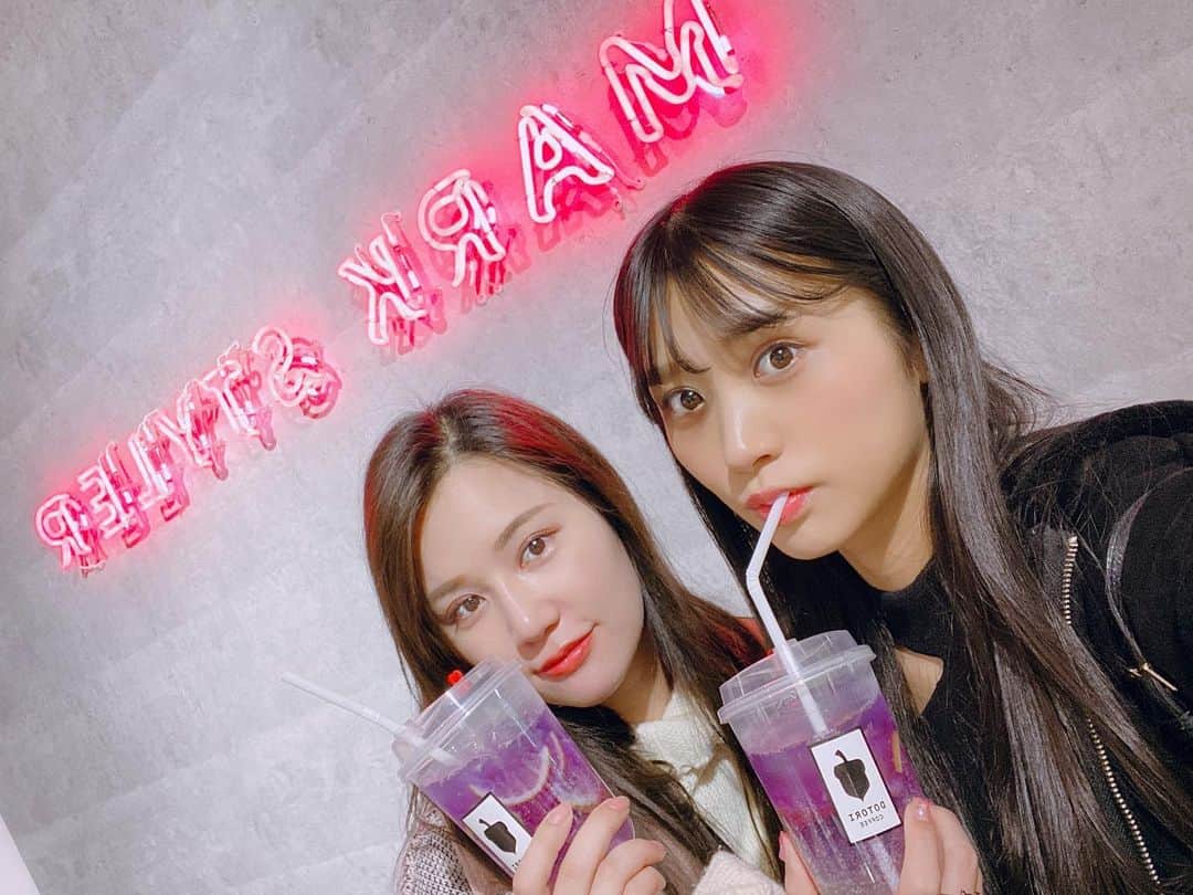 根岸愛のインスタグラム：「👗👗👗 一昨日仲良しちゃんとMARK STYLERの展示会へ🥰 素敵な服注文して来た👗 相変わらず肩出しばっか😎 夏服だしねっ🥳 このオーロラドリンク美味しかった！ マカロンも可愛いし美味しそうだった☺️ そういえばこの1週間で3回もやんぬと会った😳 (うち1回は偶然の出来事) #markstyler #fashion #dotori #ms2020summer  #展示会 #鈴木まりや」