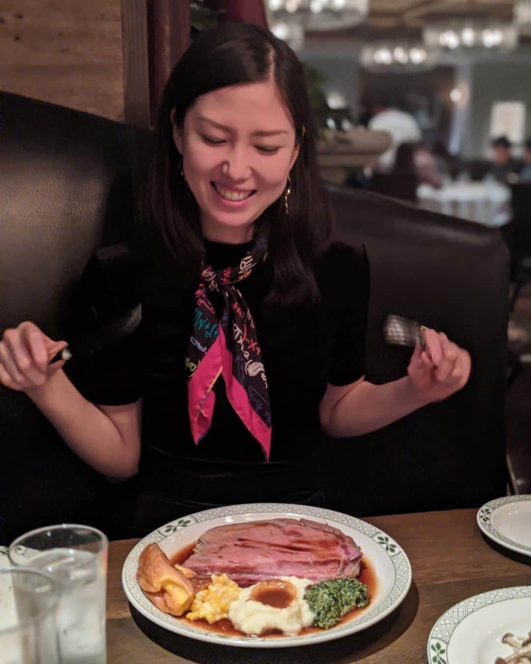 レンナ（RENNA）さんのインスタグラム写真 - (レンナ（RENNA）Instagram)「2020.2.21 また一つ歳を重ねることができました🥰 いつも私を支えてくださる方々に 本当に感謝です🙏✨ ありがとうございます❣️ 念願のロウリーズを 食べれてしあわせでした😋 #誕生日 #221 #birthday  #ロウリーズザプライムリブ  #ロウリーカット #300g #ペロリ」2月22日 21時37分 - renna_tkmr