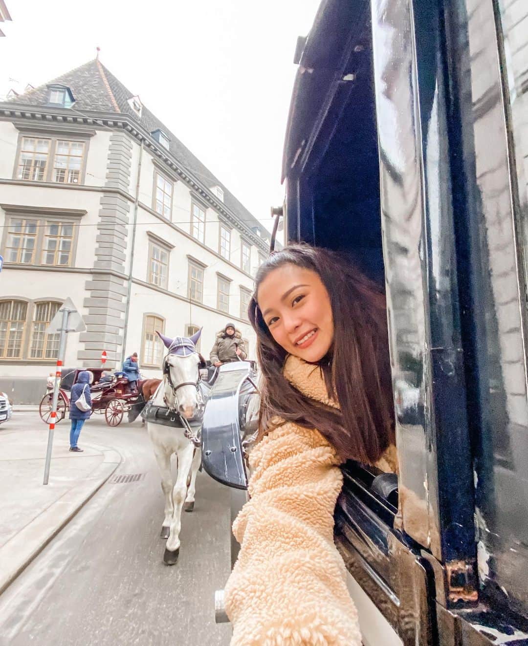 Kim Chiuさんのインスタグラム写真 - (Kim ChiuInstagram)「Horses, Wien Riesenrad, St Stephen Cathedral and more!!!!🇦🇹🇦🇹🇦🇹 ohhh vienna!!!! Love at first sight!!! Check out my new video now up on my channel!!! Click the link on my bio! ☝🏻❤️ #Chiurista @travelokaph」2月22日 21時38分 - chinitaprincess