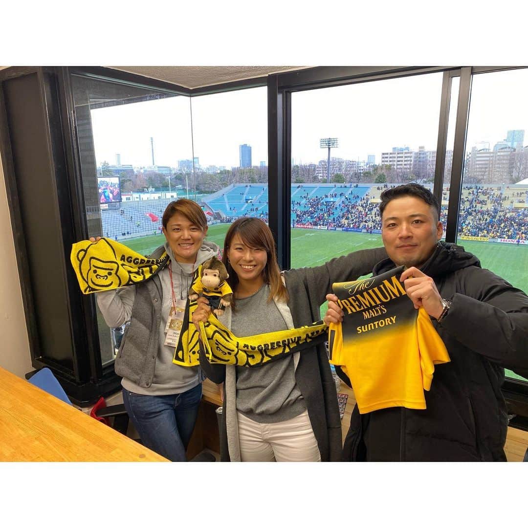 渋野日向子のインスタグラム：「初ラグビー観戦🏉 サントリーサンゴリアス勝利！！😁 迫力あって全力でぶつかって全力で走って、本当にチームっていいなぁって思いました 大声出して応援するの久しぶりで楽しかった〜🙂 ありがとうございました😁😁 #サントリーサンゴリアス  #トップリーグ #ラグビー🏉 #サントリー #チームサントリーで盛り上げます✊🏾」