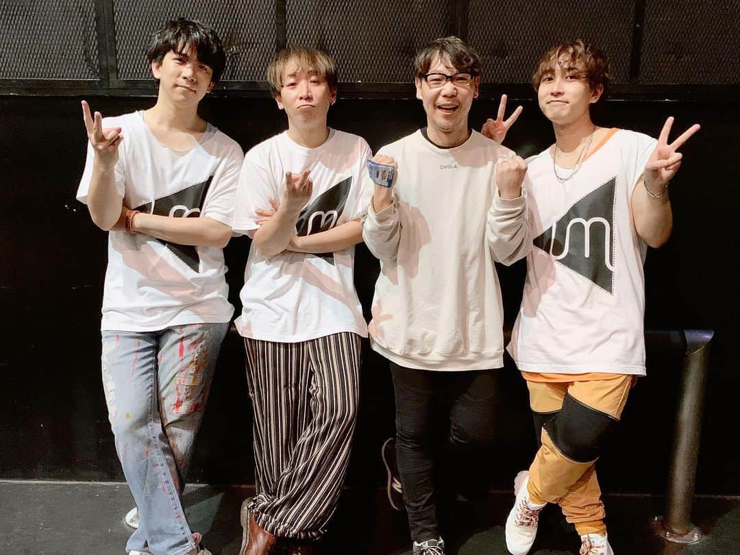 のインスタグラム：「コロプラのスマホゲーム『DREAM!ing』に提供した「SEESAW FRIENDS」繋がりでUMakeのLIVEにお邪魔‼️ 奇しくもアレンジ担当してくれたUMake BANDのバンマス須賀くんはSTARMARIEのプロデュースやアレンジも手掛けててめちゃニアミス・フレンズでした✌️😊 POPからアンビまでそしてスローもファストも歌い切るカラフルな自由さは刺激になったな〜💥 #久々の #新木場 #StudioCoast #Lets #Stay #Pop #Forever #and #StayPunkForever #with #UMake #CommandS #DREAMiNG #TheStarbems #Gallow」
