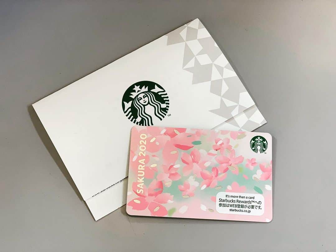 鈴木まりやさんのインスタグラム写真 - (鈴木まりやInstagram)「春だね🌸 桜のStarbucks Cardかわいいね🌸 早速さくらラテはもう飲みました😌 . . . 本日はミュージカル『ラストシャングリラ』2日目マチネソワレ観劇いただいた皆様ありがとうございました！ . 毎公演やっぱり全然違うんです♪ なにが起こるかわからない だから舞台って楽しいんですよね☺️ 明日はTeamSTAR、反対チームの公演なので私は休演日です。 お休みなので、ゆっくり本を読んだり映画を見たりして過ごしたいと思います。 できたら軽く運動も。 3つ決めるといいらしいですね！ 睡眠、趣味、勉強、友人、家族etc 色んなジャンルの中から3つやると決めれば無理なくできるそうです。 私は明日は 睡眠、趣味、趣味の3つにしておこう！ . . . 今日も最高に楽しい1日でした🌸 #starbucks #プレゼント #ありがとう #ミュージカル #ラストシャングリラ」2月22日 22時01分 - mariyannu_official