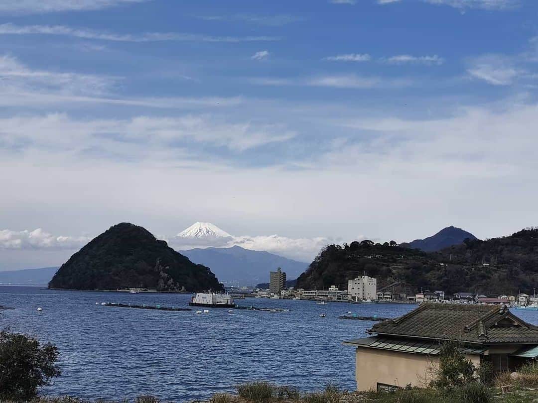 Lisaさんのインスタグラム写真 - (LisaInstagram)「. 富士山がすごくきれいに見れる スポットに行ってきました🙏🏻💓🗻 . 曇り予報で見えないと思ったけど 奇跡的に富士山拝めました🙏🏻✨ とっても暖かかったしパワーもらえた✨ . #富士山#映えスポット#カフェ#おしゃれカフェ#沼津#静岡#抹茶#どこもかしこもお茶美味しい#ロープウェイは発狂する怖さ#笑#cafe#shizuoka#camera#japan#mtfujijapan#mtfuji」2月22日 21時59分 - lisarobintweety