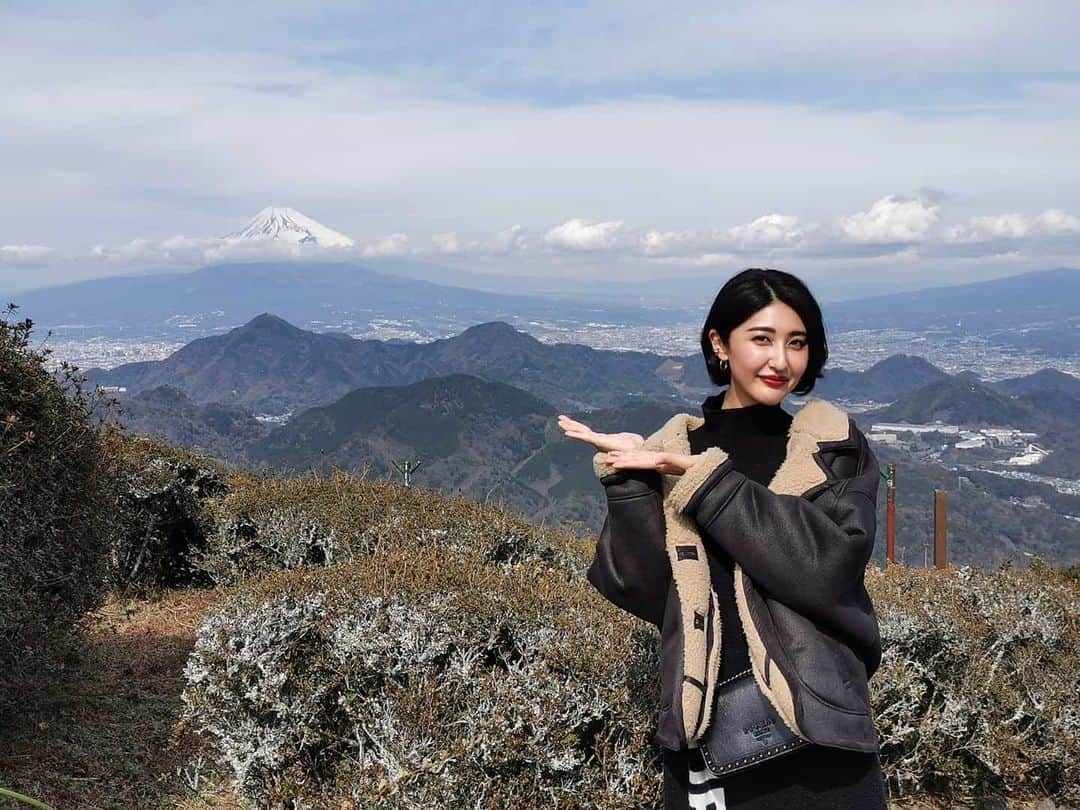 Lisaさんのインスタグラム写真 - (LisaInstagram)「. 富士山がすごくきれいに見れる スポットに行ってきました🙏🏻💓🗻 . 曇り予報で見えないと思ったけど 奇跡的に富士山拝めました🙏🏻✨ とっても暖かかったしパワーもらえた✨ . #富士山#映えスポット#カフェ#おしゃれカフェ#沼津#静岡#抹茶#どこもかしこもお茶美味しい#ロープウェイは発狂する怖さ#笑#cafe#shizuoka#camera#japan#mtfujijapan#mtfuji」2月22日 21時59分 - lisarobintweety