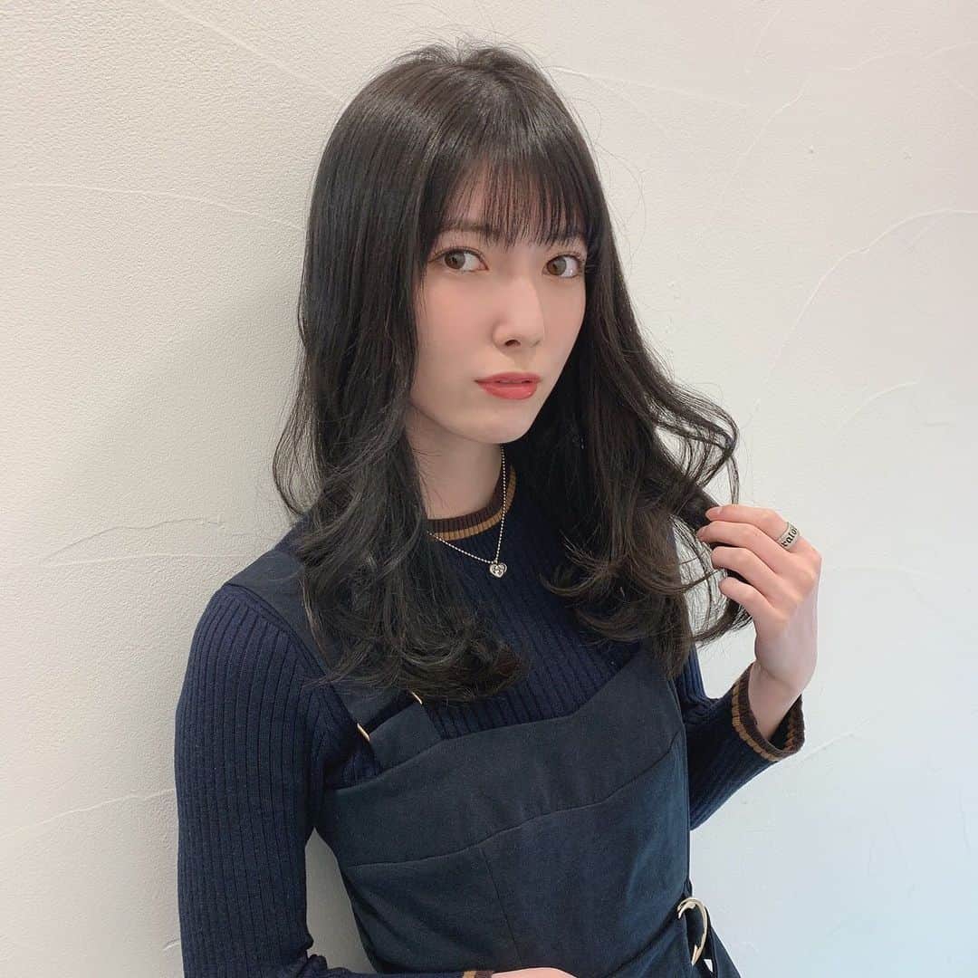 日下部美愛のインスタグラム：「おしゃ暗髪🖤 . . #lewin #photo #japan #model #me #hair #haircolor #hairstyles #fashion #makeup #selfie #followme #instagood #camera #instadaily #dailylook #한국 #맞팔 #사진 #데일리 #데일리룩 #인스타사진 #인스타그램 #일본인 #패션 #패션스타그램」