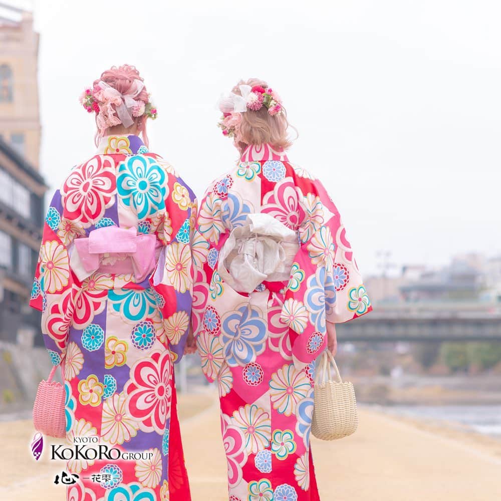 心－花雫－さんのインスタグラム写真 - (心－花雫－Instagram)「祇園店「心-花雫-」でキモノレンタルがスタートしました‼️🎉 京の町家やお寺、「映え」なスポットもたくさんある祇園で、可愛いお着物で散策してみませんか⁉️ 詳しくはプロフィールのリンクからHPをご覧下さい✨  #京都 #祇園 #着物レンタル #キモノレンタル #着物 #着物ヘア #着物コーディネート #モダン着物 #レトロ #キモノ #そうだ京都行こう #京都観光 #着付け #ヘアメイク #着物でおでかけ #きもの #和装 #着物美人 #和 #kyoto #lovers_nippon #kimono #photogenic #instfashion #japan」2月22日 22時03分 - kokoro_hanashizuku