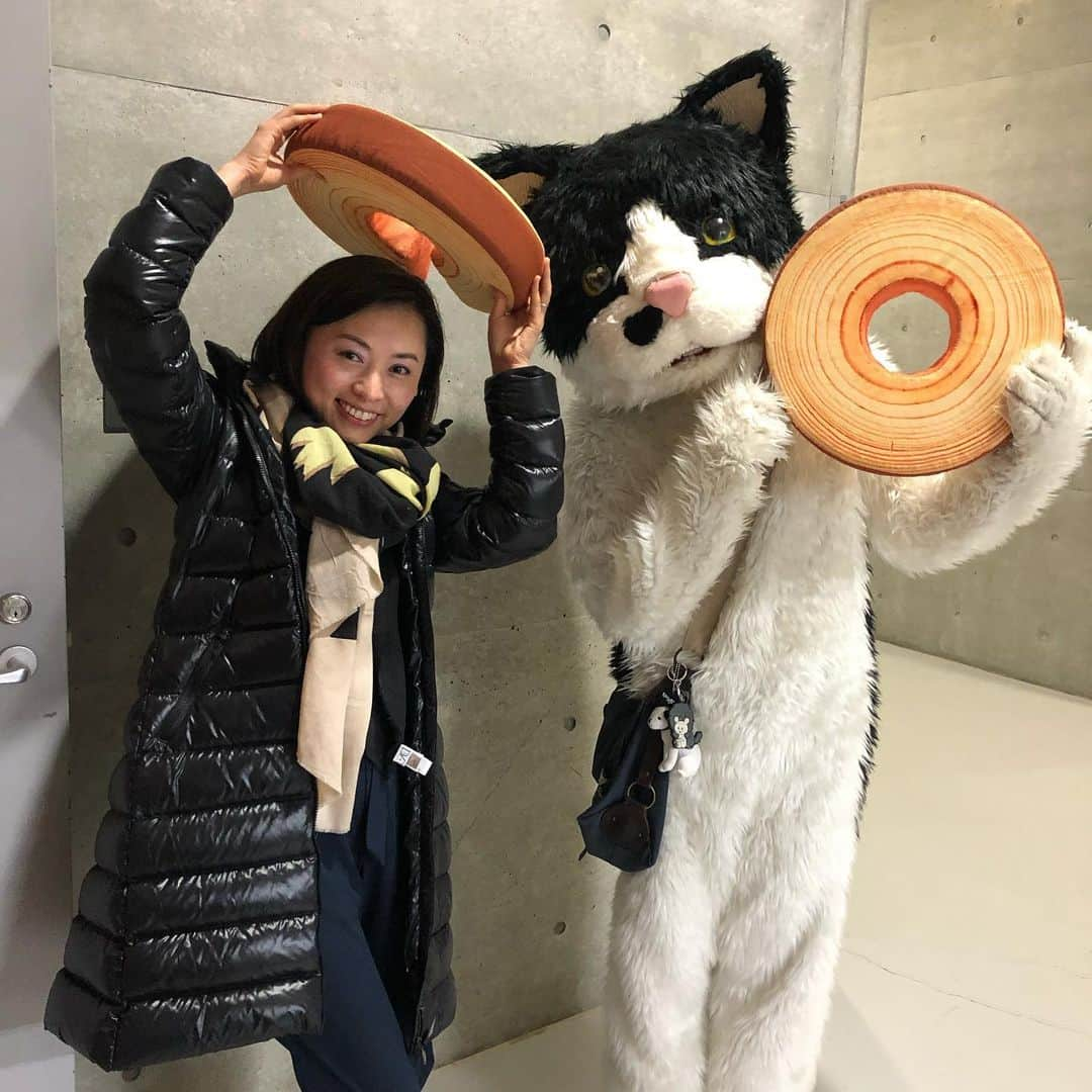 南早苗さんのインスタグラム写真 - (南早苗Instagram)「もひとつ、猫の日にちなんで😸 昨日のFlyin'Pop(エフエム石川　金曜AM11時半から放送中)で、 猫ミュージシャン「むぎ(猫)」ちゃん @mugithecatokinawa  に登場してもらいました💓 歌って踊って、木琴などの楽器も演奏するというむぎちゃん。 これまでフジロックフェスやライジングサンロックフェスなどにも出演、昨年はメジャーデビューもされています。 もう〜私のテンションは上がりっぱなしでした！ むぎちゃんのフォルムについては、ラジオなのにそこまで詳細には話さなかったので、リスナーの皆さんの中で様々な想像が膨らんだようですw  そして、今日。猫の日に、金沢から全国ツアースタート！ むぎちゃんが奏でる木琴の音色。 むぎちゃんから発せられる歌声や言葉。 じわじわと温かさが伝わってきて、体がほぐれていきました💓 なんだろー。。忘れていた感覚を取り戻せた気分です✨  むぎちゃんの「息切れ」もこのライブの醍醐味ですよーww  それにしても、うちのにゃんずにも芸を身につけてもらいたいなぁ😆  #むぎ猫　#ねっこほってep  #沖縄　#保護猫　#保護猫活動団体支援　#猫　#cat #FlyinPop #エフエム石川　#ラジオ　#ラジオパーソナリティ　#猫好き　#猫の日」2月22日 22時05分 - minamisanae