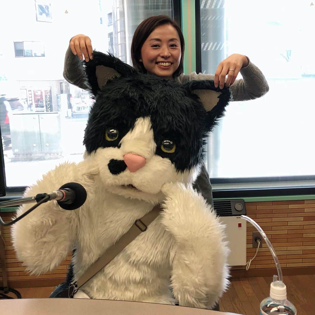 のインスタグラム：「もひとつ、猫の日にちなんで😸 昨日のFlyin'Pop(エフエム石川　金曜AM11時半から放送中)で、 猫ミュージシャン「むぎ(猫)」ちゃん @mugithecatokinawa  に登場してもらいました💓 歌って踊って、木琴などの楽器も演奏するというむぎちゃん。 これまでフジロックフェスやライジングサンロックフェスなどにも出演、昨年はメジャーデビューもされています。 もう〜私のテンションは上がりっぱなしでした！ むぎちゃんのフォルムについては、ラジオなのにそこまで詳細には話さなかったので、リスナーの皆さんの中で様々な想像が膨らんだようですw  そして、今日。猫の日に、金沢から全国ツアースタート！ むぎちゃんが奏でる木琴の音色。 むぎちゃんから発せられる歌声や言葉。 じわじわと温かさが伝わってきて、体がほぐれていきました💓 なんだろー。。忘れていた感覚を取り戻せた気分です✨  むぎちゃんの「息切れ」もこのライブの醍醐味ですよーww  それにしても、うちのにゃんずにも芸を身につけてもらいたいなぁ😆  #むぎ猫　#ねっこほってep  #沖縄　#保護猫　#保護猫活動団体支援　#猫　#cat #FlyinPop #エフエム石川　#ラジオ　#ラジオパーソナリティ　#猫好き　#猫の日」
