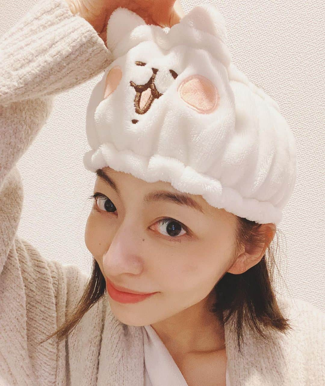 由梨香さんのインスタグラム写真 - (由梨香Instagram)「ニャンコの日﻿ ﻿ ﻿ #ニャンコの日 #222 #にゃんにゃんにゃん　 #猫の日 #ねこのひ #cat﻿ #猫 #カナヘイ #さん #大好き #なのです﻿ #ねーねーねこ　#帽子ではなく #ヘアバンド #ねー﻿ #これからメイク　#落とします﻿笑 #今日もおつかれさまでした」2月22日 22時07分 - yurikapiano