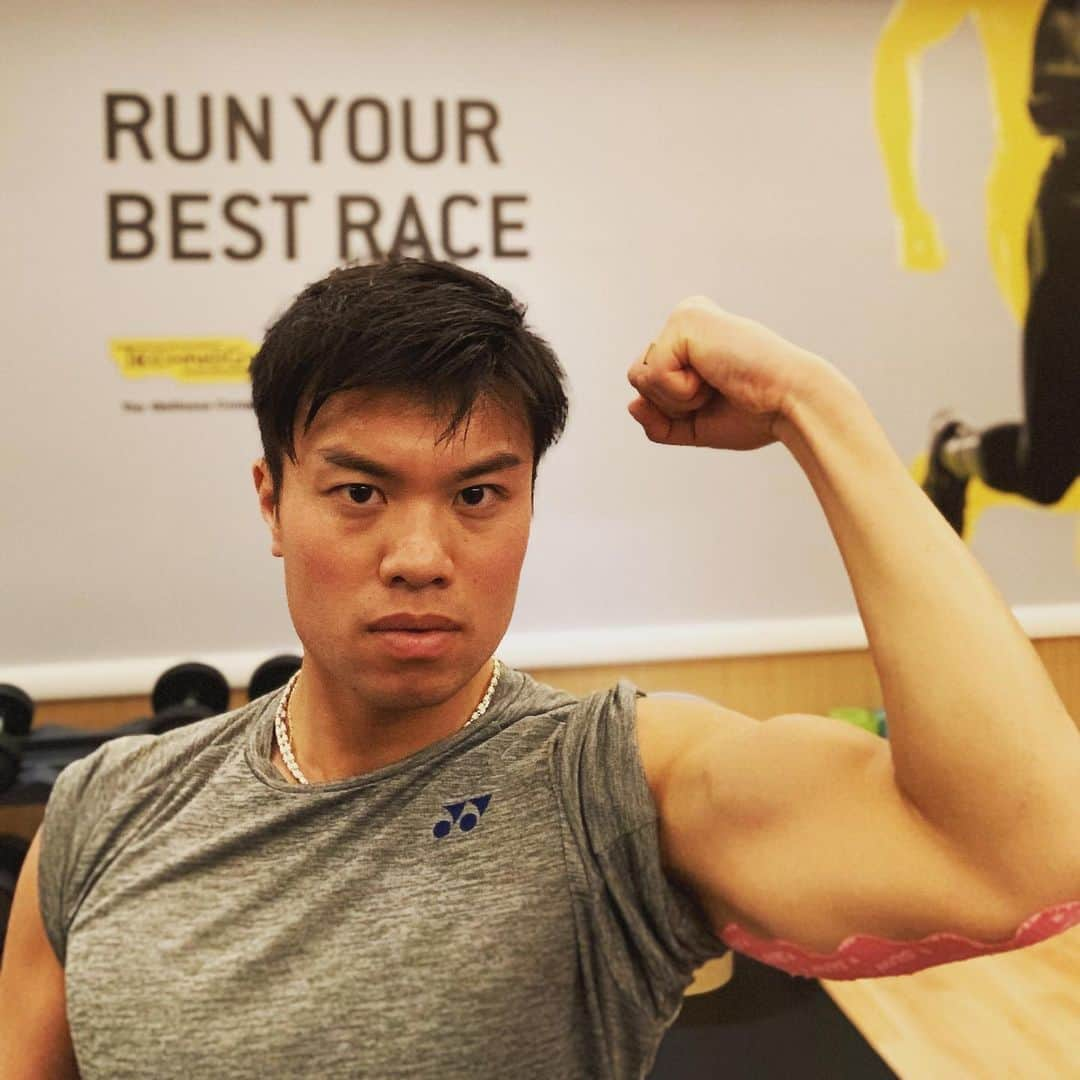 山口剛史のインスタグラム：「カーリングのスウィープには筋肉がいる💪1年休ませていたけど復活してきた✌️ #カーリング #スウィープ #トレーニング #筋肉は裏切らない #もしかしたら過去最高のスウィープができるかも #れれれのおじさんではありません #スウィープした次の朝のこの感じはなんとも言えませんね #全集中で鍛えています #technogym  #コアフォース #コブラクションテープ」