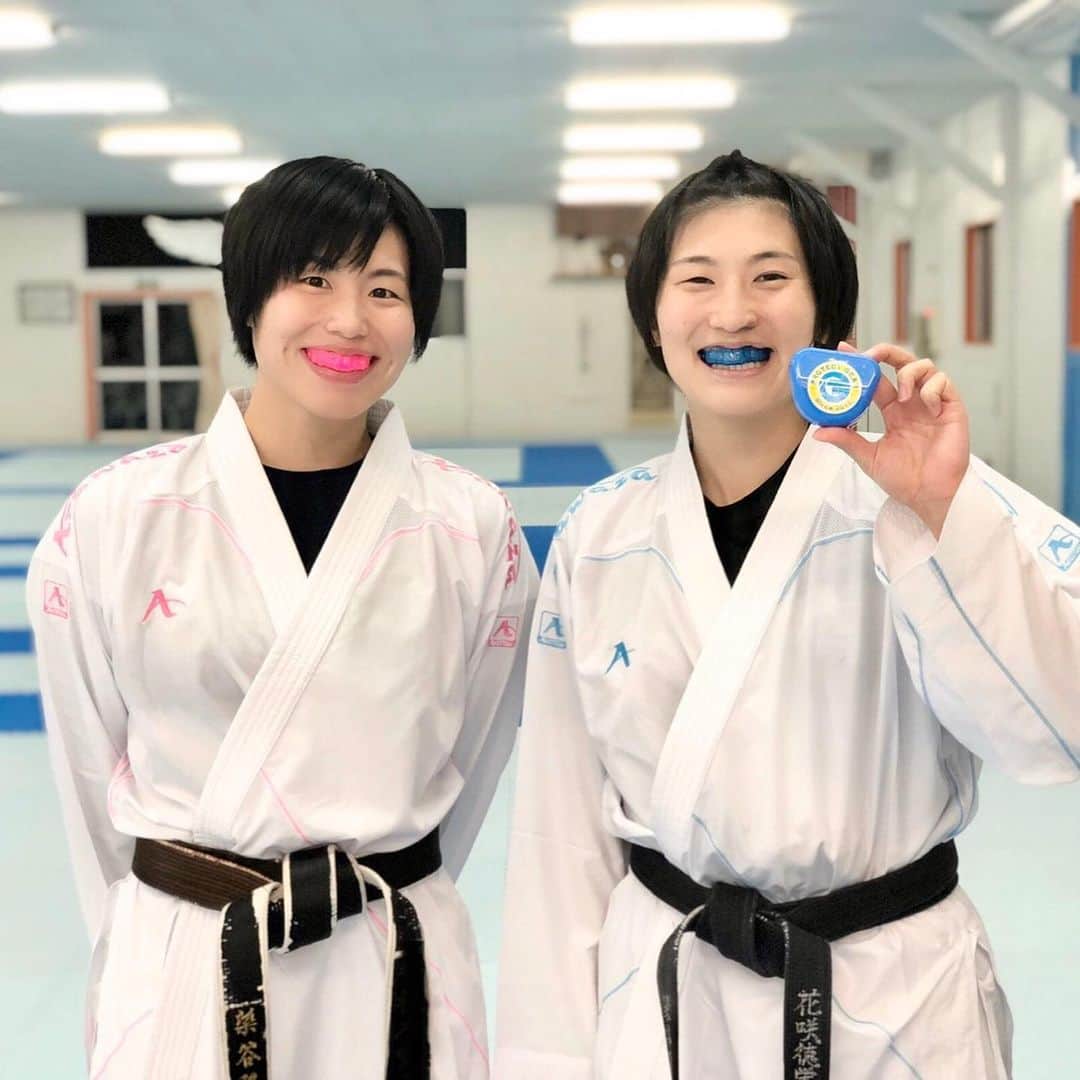 のインスタグラム：「. . \\ PROTECT GEAR様 // 新しいマウスピースをありがとうございます！！練習ではよく青のマウスピースをしています！😄✌️💙 . .  小さい頃から、試合も練習もメンホーの下でも必ずマウスピースはつけていました！ . .  なのに、高校生のとき試合の召集場でマウスピースを落としてしまい、その時に限って前歯が折れた🦷👋😂笑 . .  歯は大切に！！ マウスピースはどんな時も必ずつけるべきだと思います🤕🤕 小さい頃から当たり前の習慣にしていきましょう✨ . . . 小学生の頃はお父さんが、市販のマウスピースを一生懸命お湯で歯に合わせて作ってくれました！お兄ちゃんのマウスピースはグニャグニャになってたし、お姉ちゃんのはお湯が熱すぎて溶けてた🤣🤣 そして自分のやつは形が合わなくて嗚咽が止まりませんでした。笑 . . 今はこんなにぴったりで、付けてないような感覚のマウスピースに出会えて幸せです☺️✨ 練習も試合もプロテクトギア様のマウスピースをつけて、頑張ります！！ . .  @protect.gear  #プロテクトギア #マウスピース . .」