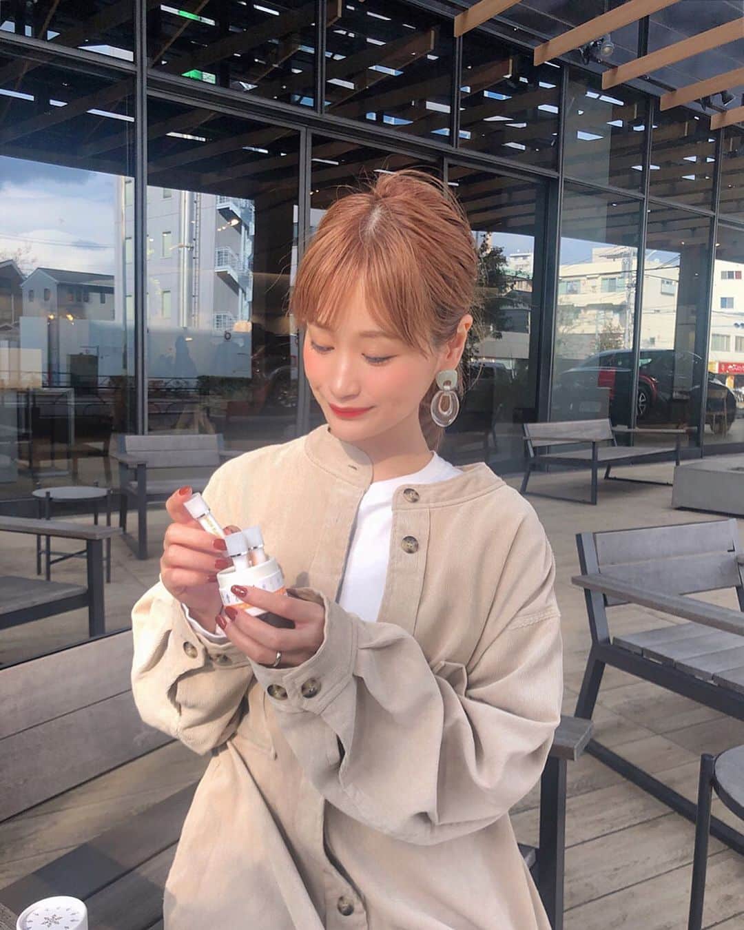 のインスタグラム：「ビタミンC誘導体のパウダー状ビタミン導入液 『SNOW BLANCHE』を試してみました🍋 @snowblanche_official . .  洗顔後いつものスキンケアに＋して、 お肌の色むらやキメの乱れなど 気になる部分だけに塗ります🕊 . . パウダー状ビタミン導入液って 初めて使ったけど、新感覚👏 お肌に浸透していくと、すごくしっとりする！ 微細なカプセルに保湿成分が 12種類配合されているんだって！ . . 美容好きさんにはぜひ試してもらいたい 新感覚スキンケアアイテムです♡ . .  #snowblanche #新感覚パウダー美容液 #ビタミンC #美白 #20代からのアンチエイジング #スノーブランシュ #pr」
