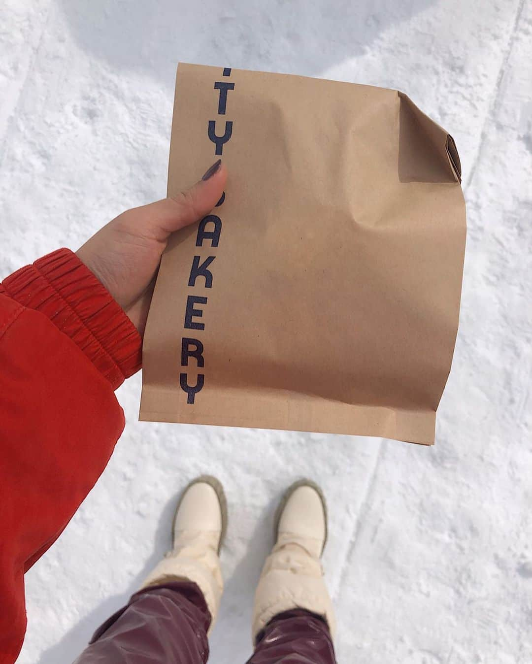 Julia Castroさんのインスタグラム写真 - (Julia CastroInstagram)「雪山の上の最高なカフェ。 これが本当に現実？って思っちゃうくらい綺麗な光景でした❄️ 店員さんが知っててくれて美味しい美味しいマシュマロをくれたの！ ありがとうございました♡ . #citybakery #hakuba #hakubavalley #nagano #sky #snow #mountain  #japan #snowboarding  #cafe #photography  #coffee #breaktime #hakubamountainharbor  #白馬 #長野 #日本 #雪山 #雪 #絶景 #綺麗 #冬 #写真 #白馬マウンテンハーバー  #カフェ #白馬村 #julistagram」2月22日 22時13分 - julia.c.0209