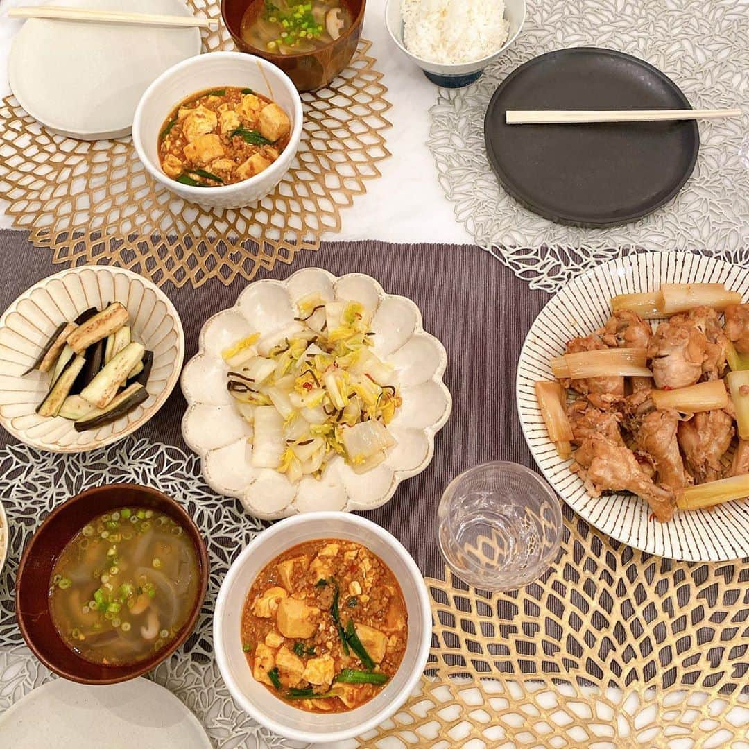 菊地亜美さんのインスタグラム写真 - (菊地亜美Instagram)「. いつかのおうちご飯🍚 ＊鶏手羽元のすっぱ煮 ✳︎麻婆豆腐 ✳︎椎茸と玉ねぎのXO醬スープ ✳︎白菜サラダ ✳︎なすの浅漬け . 白菜サラダはいつもの水菜サラダと同じ味付けで（YouTubeの休日の過ごし方に載ってます）味付けする前に白菜をレンジでチンするだけ✨ この日は水気取れてなくて味薄くなっちゃったけど😂美味しくてうちの定番👐 #あみずきっちん #最近は割り箸」2月22日 22時27分 - amikikuchi0905