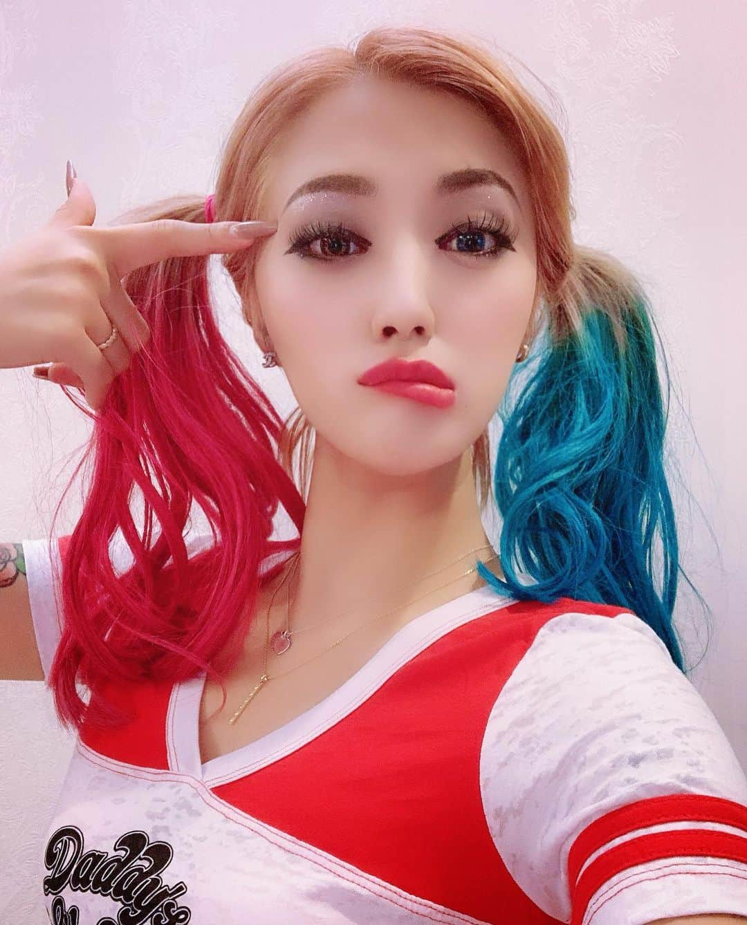 五月千和加さんのインスタグラム写真 - (五月千和加Instagram)「. 地毛でハーレイクイン！ @harleyquinn_official_ ♥️♥️ Ｔシャツもgetしたわよーん😏💓🔫🔫🔫 . #harleyquinn #harleyquinnhair #haircolor #hairstyle #hairsalon #joker #batman #cosplay #cosplayer #cosplaygirl #cosplayersofinstagram #ハーレクイン　#ハーレイクイン #ジョーカー　#バットマン　#dc #スーサイドスクワッド #コスプレ　#派手髪　#エクステ　#ヘアカラー　#ヘアスタイル」2月22日 22時25分 - satsuki_senwaka