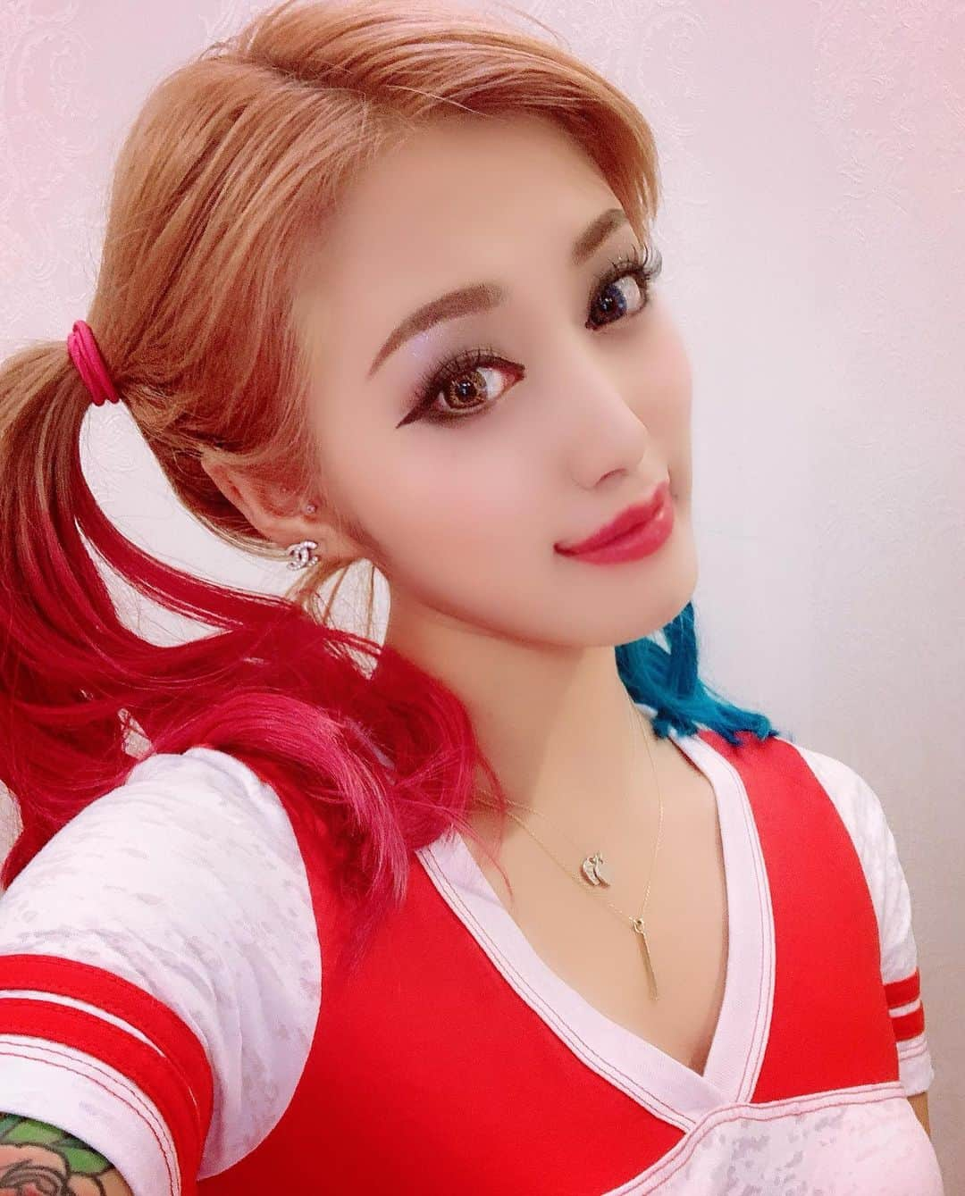 五月千和加さんのインスタグラム写真 - (五月千和加Instagram)「. 地毛でハーレイクイン！ @harleyquinn_official_ ♥️♥️ Ｔシャツもgetしたわよーん😏💓🔫🔫🔫 . #harleyquinn #harleyquinnhair #haircolor #hairstyle #hairsalon #joker #batman #cosplay #cosplayer #cosplaygirl #cosplayersofinstagram #ハーレクイン　#ハーレイクイン #ジョーカー　#バットマン　#dc #スーサイドスクワッド #コスプレ　#派手髪　#エクステ　#ヘアカラー　#ヘアスタイル」2月22日 22時25分 - satsuki_senwaka