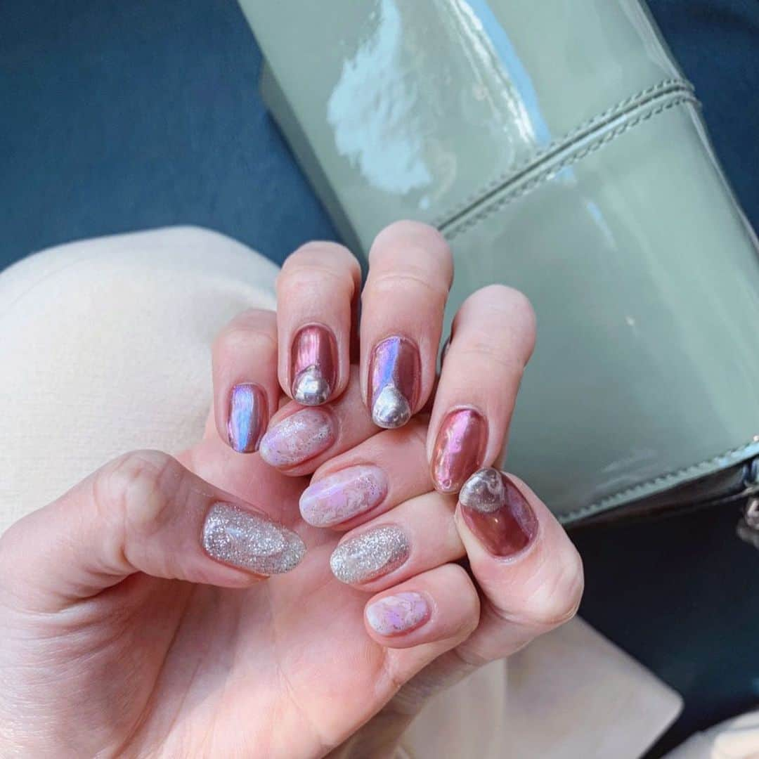 畑有里紗さんのインスタグラム写真 - (畑有里紗Instagram)「nail.♡ . @nailsalonfielia  パープルホワイトのマーブル ×シルバーラメの上にぷっくり ×シースルーブラウンの上から オーロラネイル(2色交互)にして 先端はシルバーミラー！ . 春服もちょこちょこ着るようになったして 手元も春気分🌸♪ . #ネイル#ネイルサロン#表参道#表参道ネイルサロン#春ネイル#nail#nailsalonfielia#ネイリー#ネイル#ゴールドラメ#ミラーネイル#オーロラネイル#ニュアンスネイル」2月22日 22時35分 - arii_m36