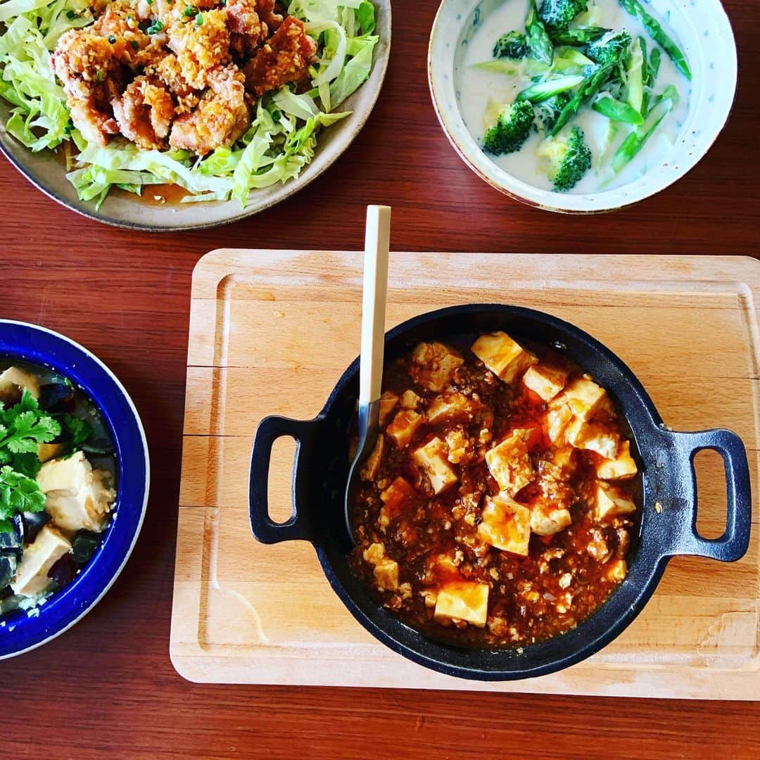 のインスタグラム：「週末は料理の撮影。まかない中華は麻婆豆腐に、ブロッコリーのクリーム煮、油淋鶏、ピータン豆腐。白飯がすすむ、すすむ。 #まかない　#まかない中華 #麻婆豆腐」